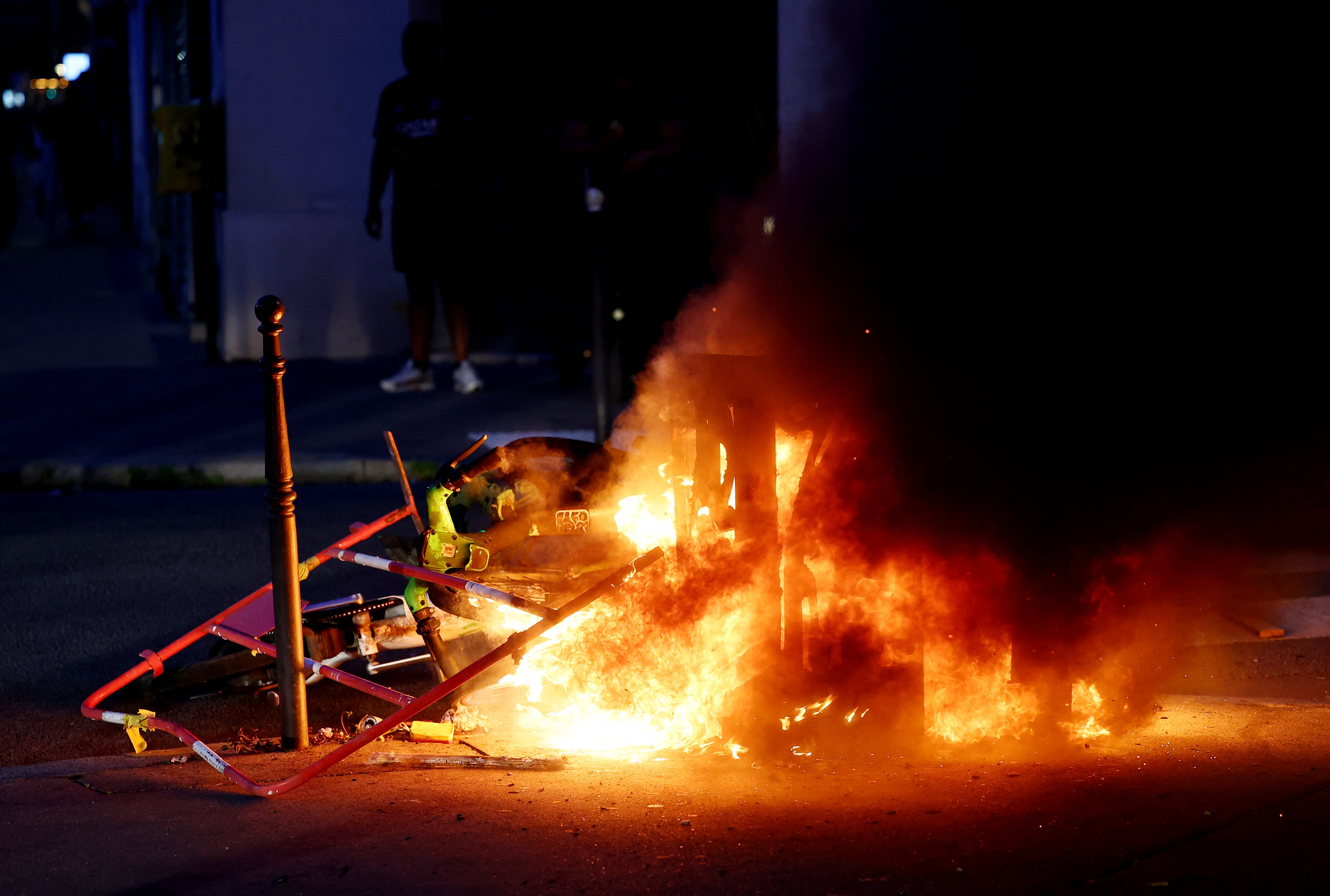 Los disturbios se concentraron especialmente en algunos sectores de París. Tras el triunfo del PSG, unas 20.000 personas se reunieron en los Campos Elíseos, uno de los principales puntos de celebración de la capital francesa (REUTERS)