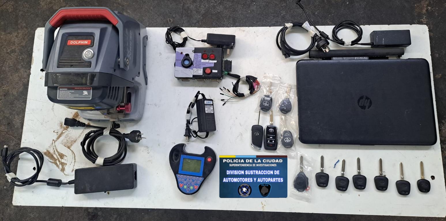 Durante 16 allanamientos realizados en Buenos Aires y Jujuy, la Policía de la Ciudad secuestró vehículos, autopartes, armas y equipos utilizados para vulnerar sistemas de seguridad