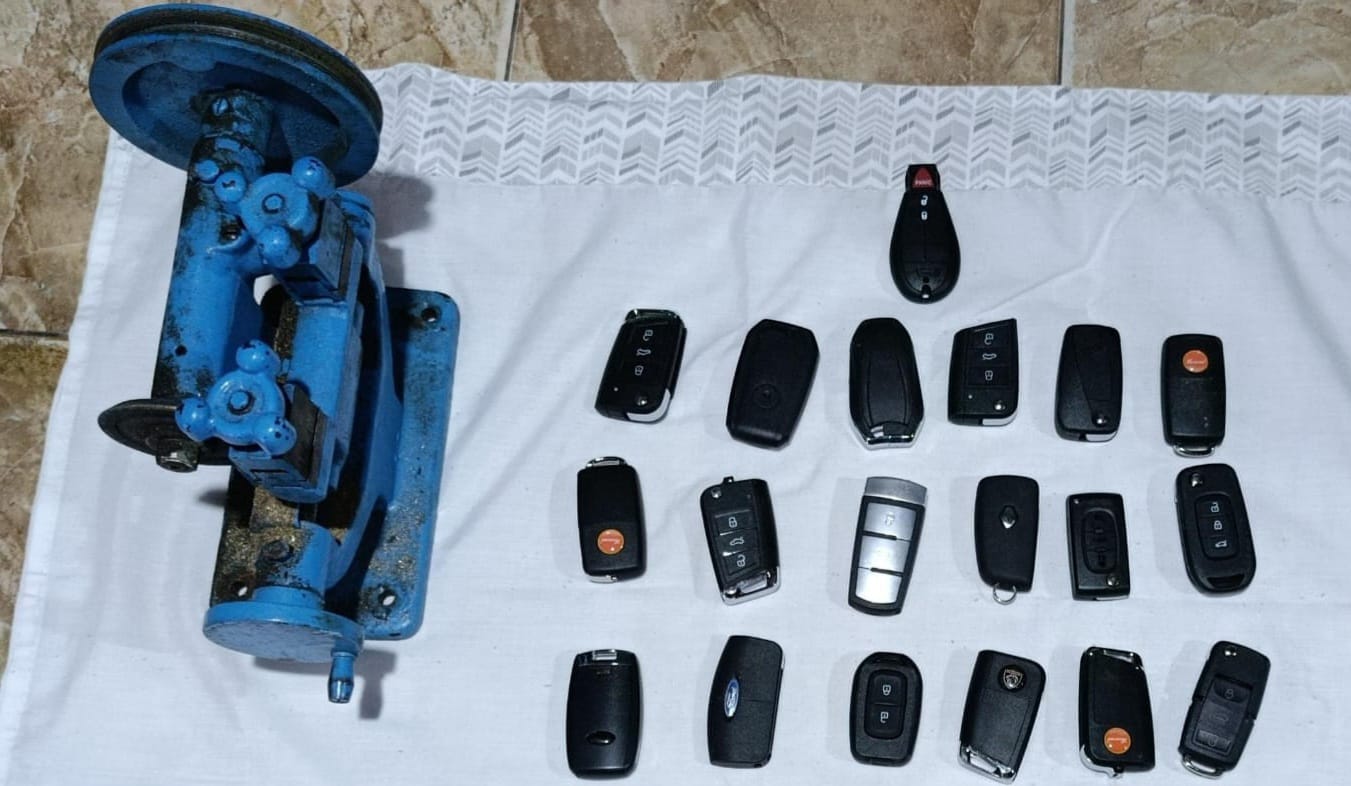 La Policía de la Ciudad secuestro decenas de controles remotos pertenecientes a las camionetas robadas