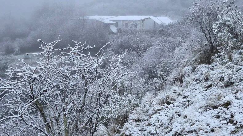 Cerros y lagunas nevadas: la sorprendente postal que se registró en Jujuy durante el segundo día de invierno