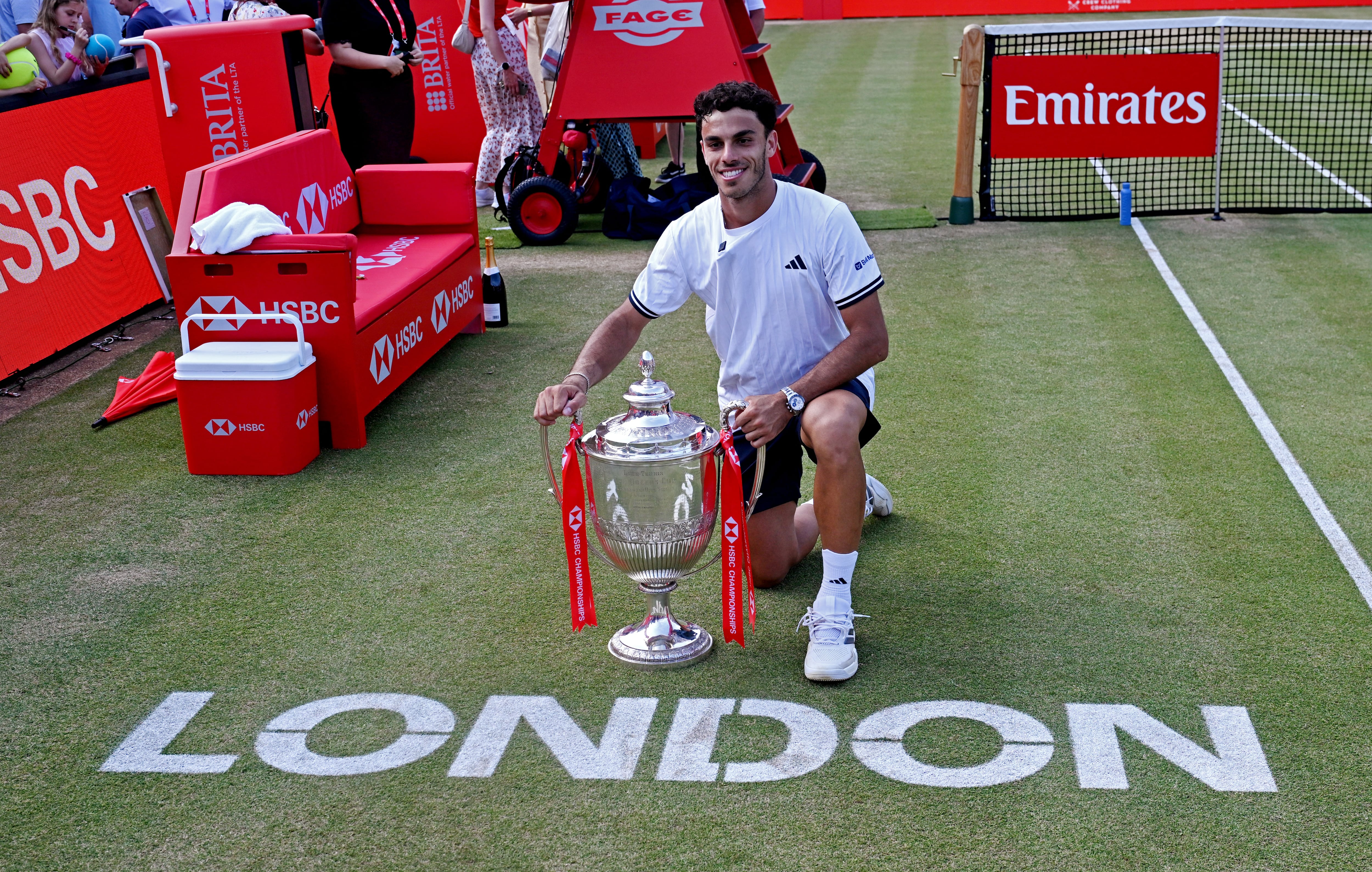 Rey en Londres. Francisco Cerúndolo con el trofeo del ATP 500 de Queen's (Crédito: REUTERS/Jaimi Joy)
