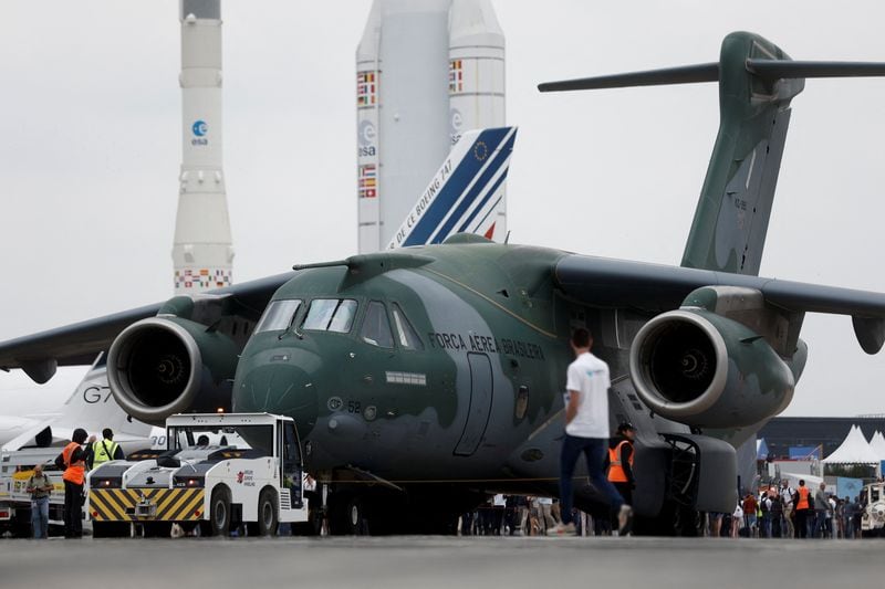 El KC-390 de Embraer ganó terreno en la competencia por la Fuerza Aérea de Chile con costos operativos menores y presencia en 13 países (REUTERS/Benoit Tessier)
