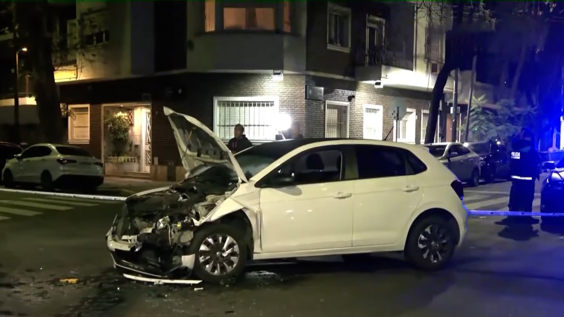 Choque en Caballito: un taxi volcó tras colisionar con un auto y tres personas resultaron heridas