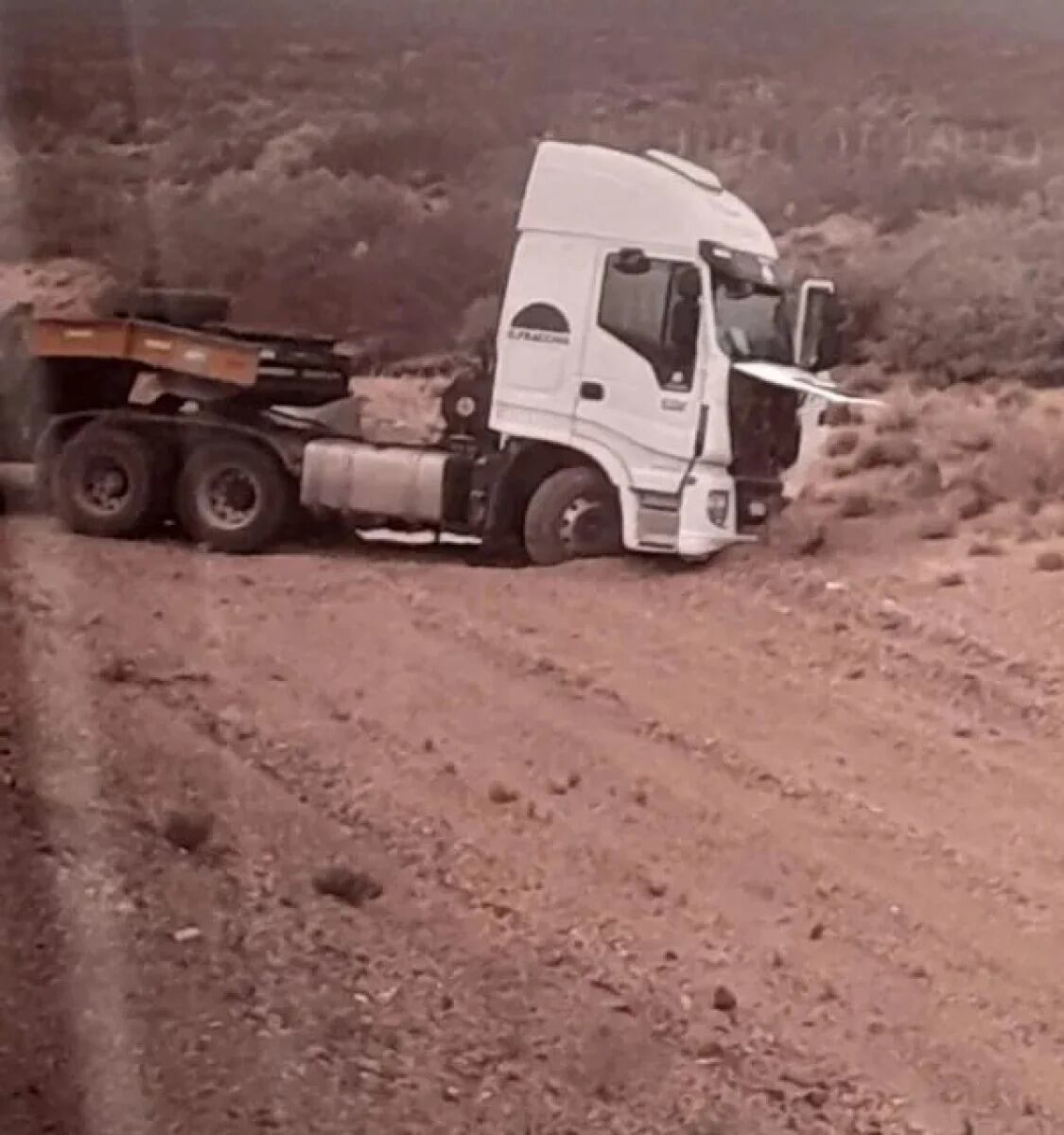 Así quedó el camión que impactó de frente contra el auto del músico