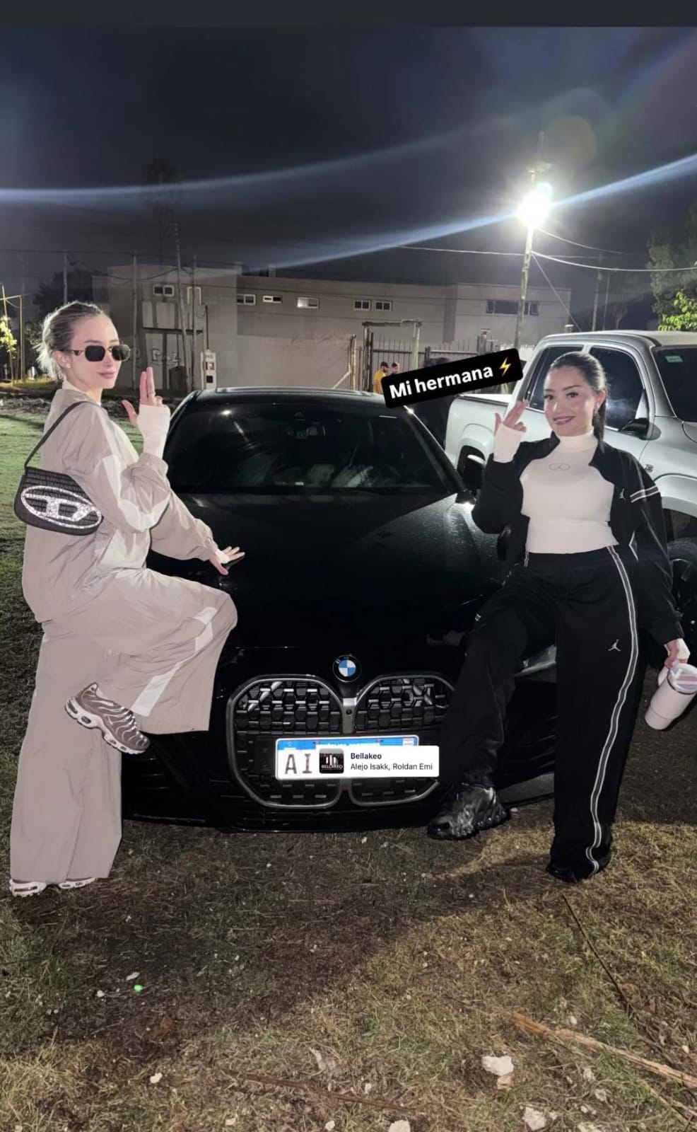 Nicole Verón y Sochas posan con el BMW que protagonizó el accidente