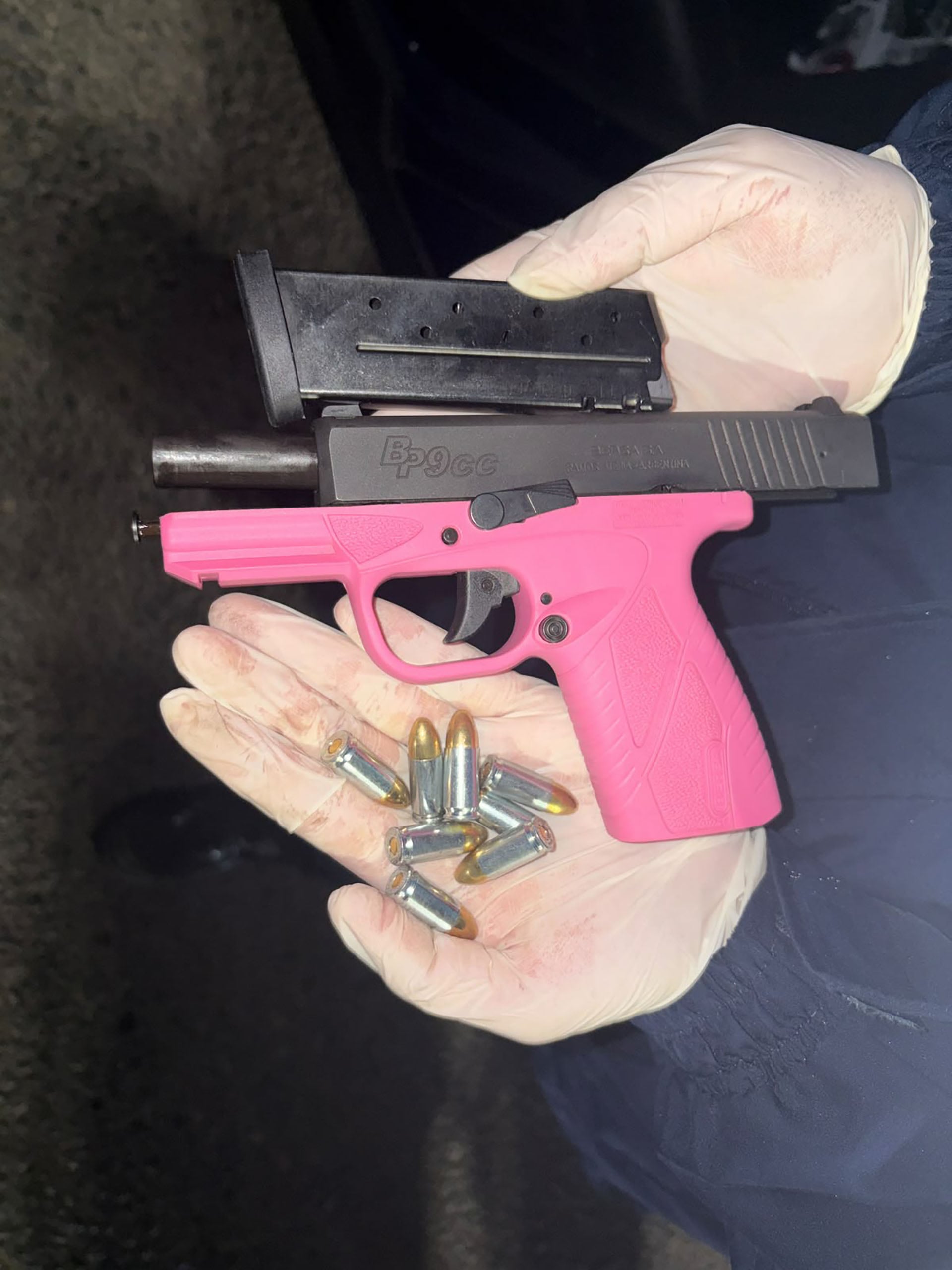 El arma de fuego de color rosa con su cargador y varias municiones, perteneciente a la mujer que manejaba el BMW.