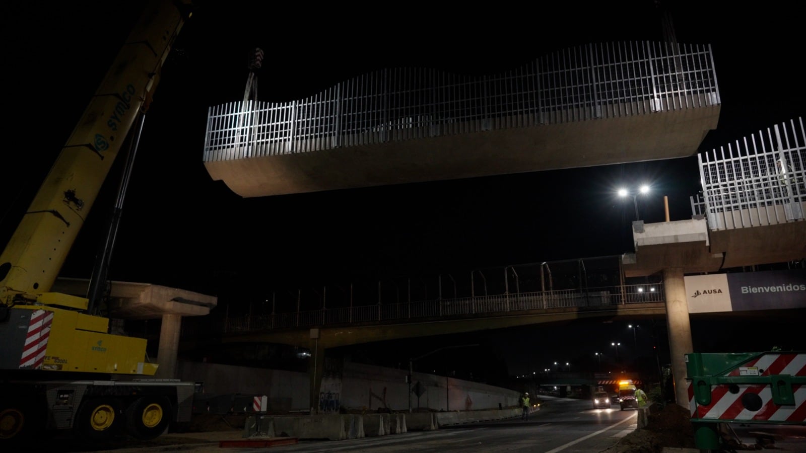 El montaje del nuevo puente peatonal