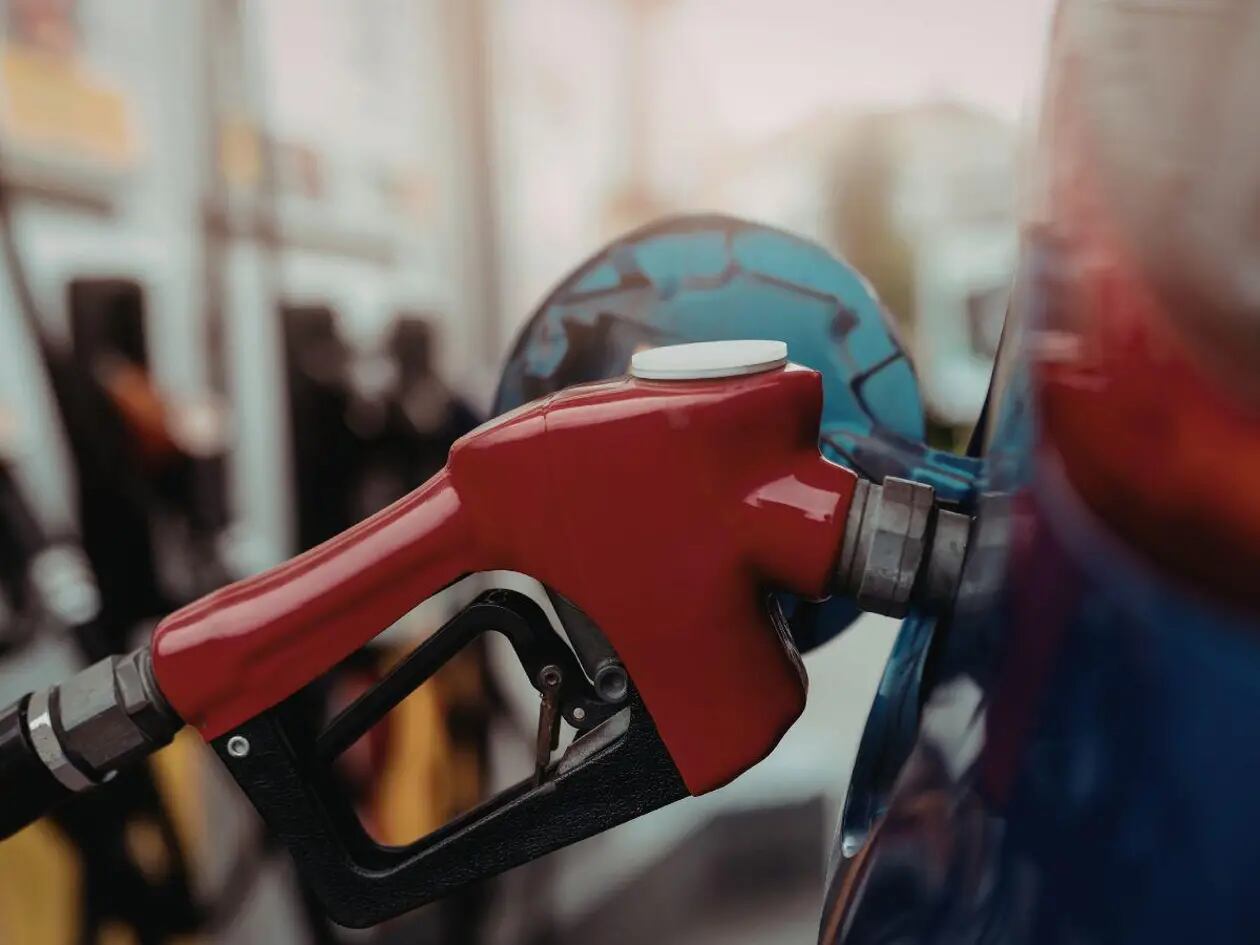 Los precios de los combustibles registrarán nuevas rebajas a partir del próximo lunes en todo el país. (FOTO: HRN)