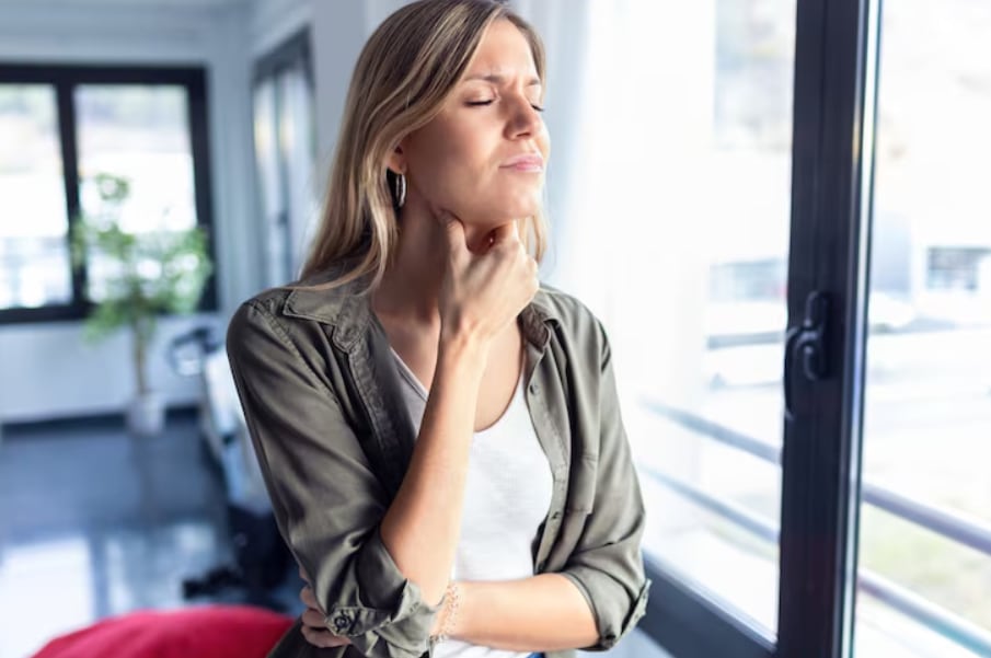 El dolor de garganta puede deberse a causas no infecciosas como alergias, reflujo gastroesofágico, humo, alimentos picantes y uso excesivo de la voz (Crédito: Freepik)
