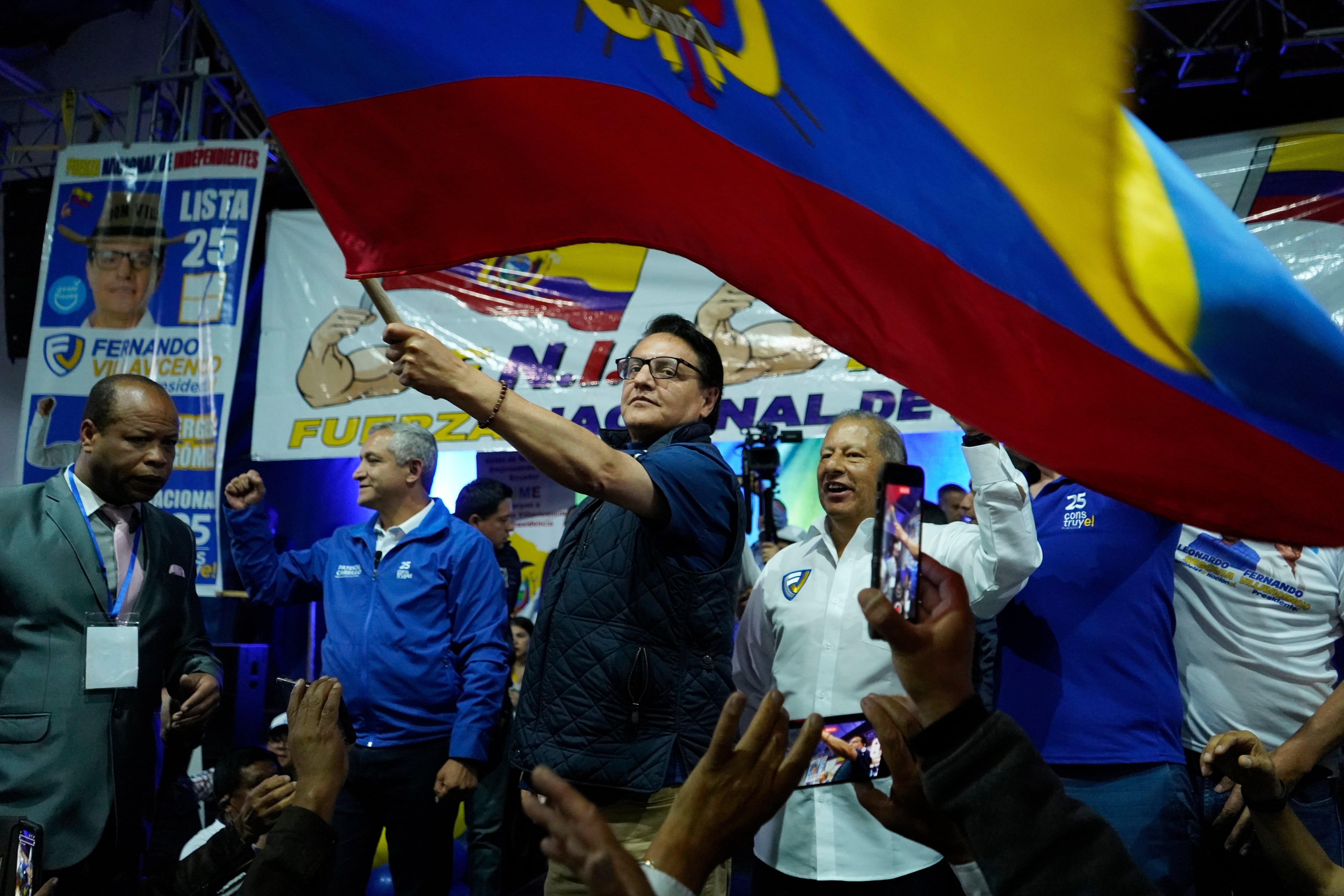 ARCHIVO - El candidato presidencial Fernando Villavicencio ondea una bandera ecuatoriana durante un acto de campaña en una escuela, minutos antes de ser asesinado a tiros, en Quito (Ecuador), el 9 de agosto de 2023 (API vía AP, Archivo)