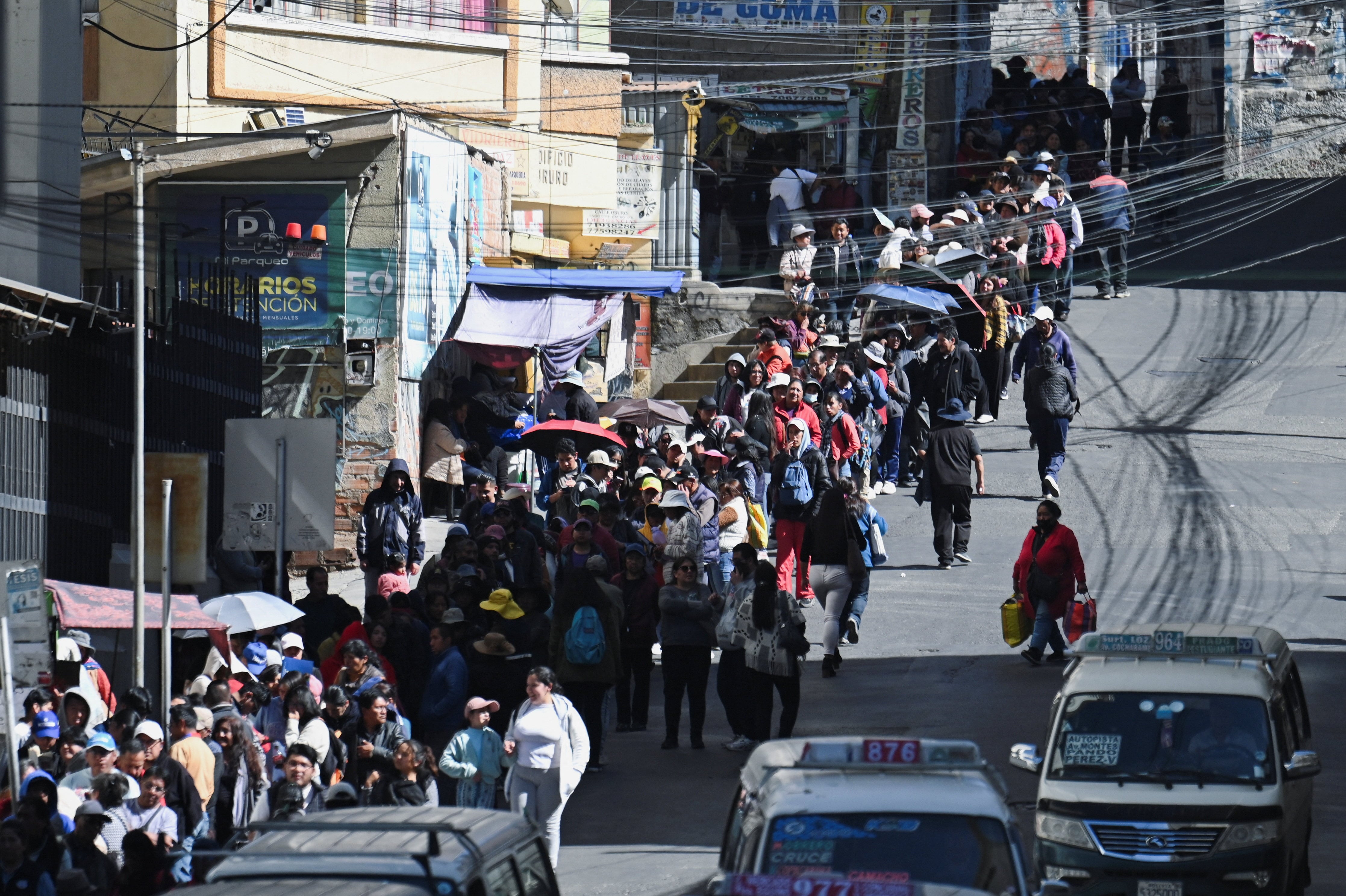 Residentes esperan turno para comprar pollo en La Paz en medio de la escasez de alimentos, combustible y medicinas que provocaron los cortes de ruta en La Paz y El Alto, 15 de junio de 2026. (REUTERS/Claudia Morales)