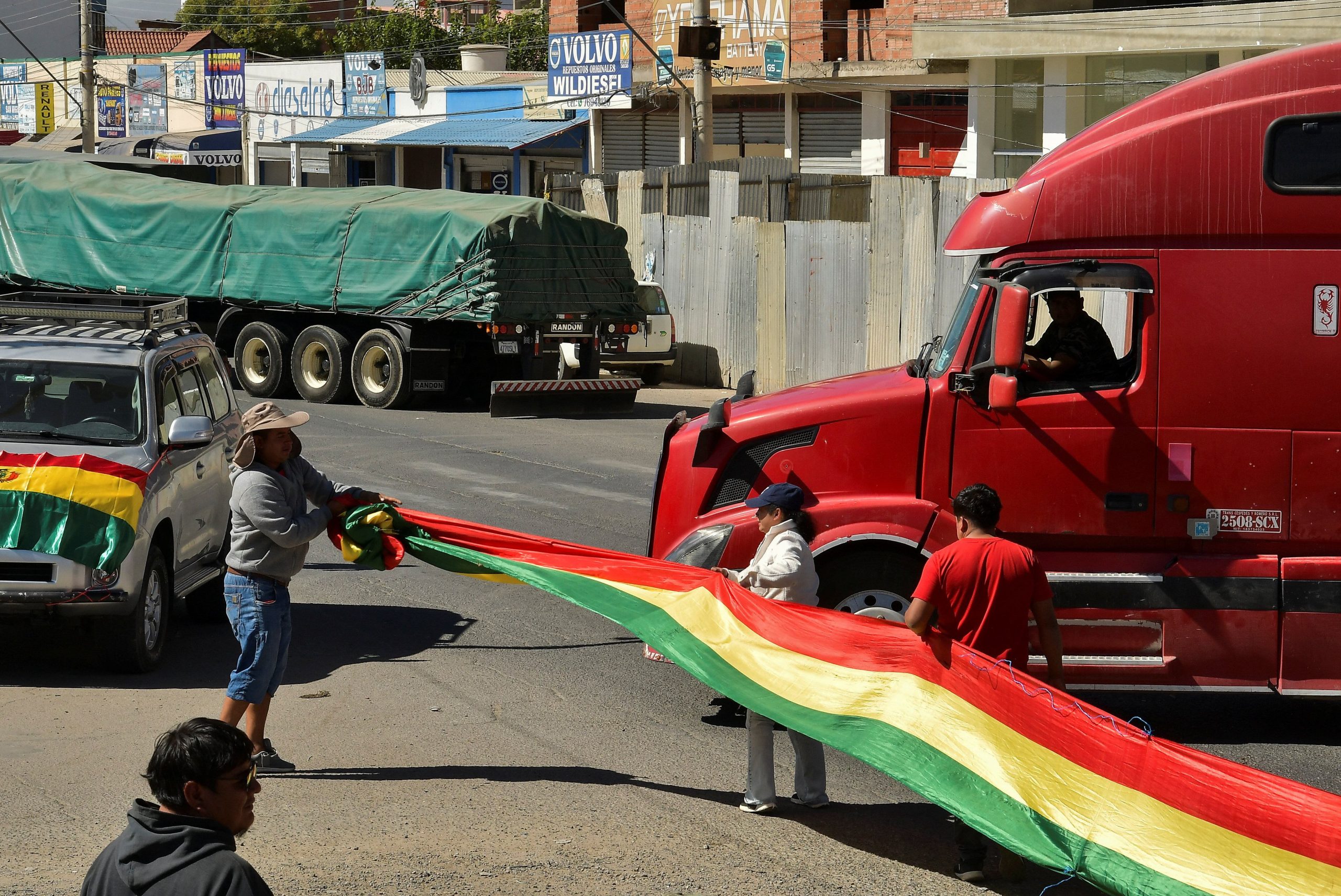 Con ponchos y wiphalas, campesinos apuntan a endurecer la protesta en Bolivia