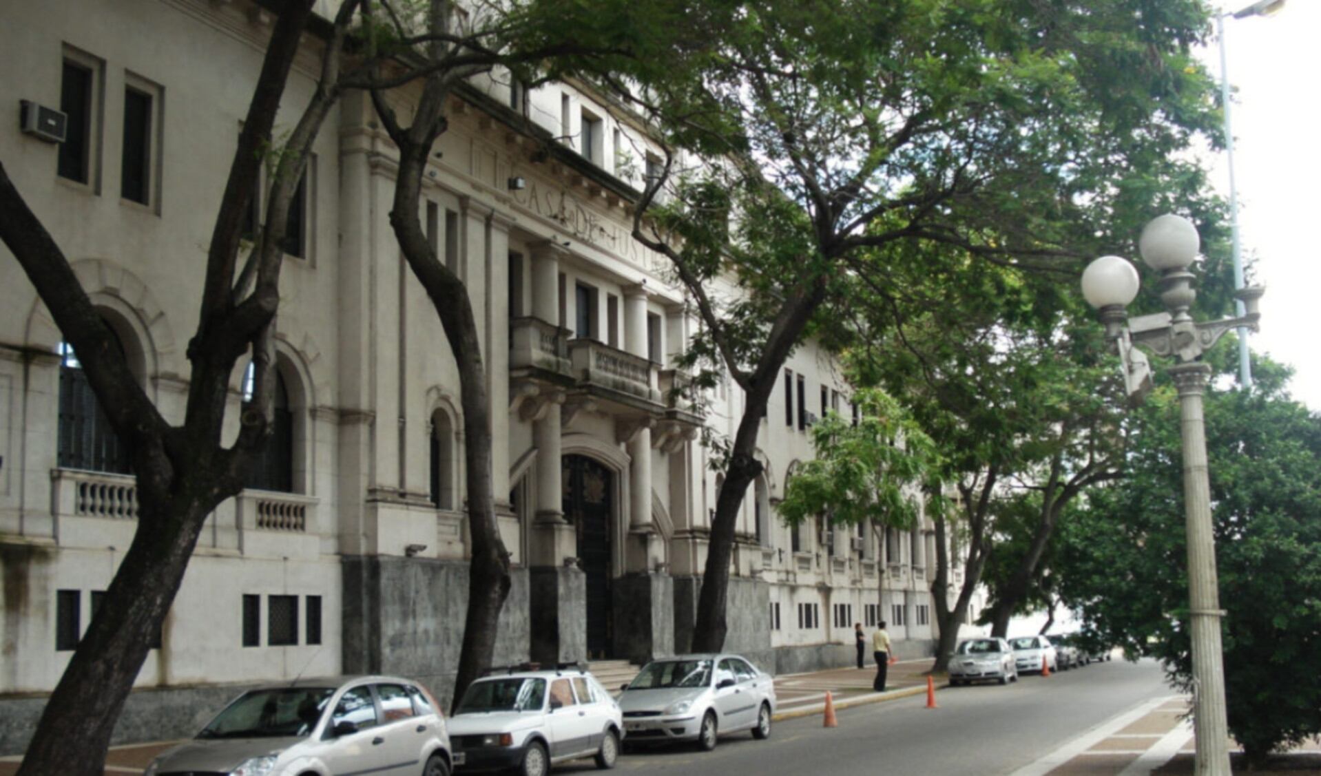 La Justicia de Santa Fe confirmó la condena a un policía y a un abogado por extorsión a un preso de una comisaría para lograr su liberación