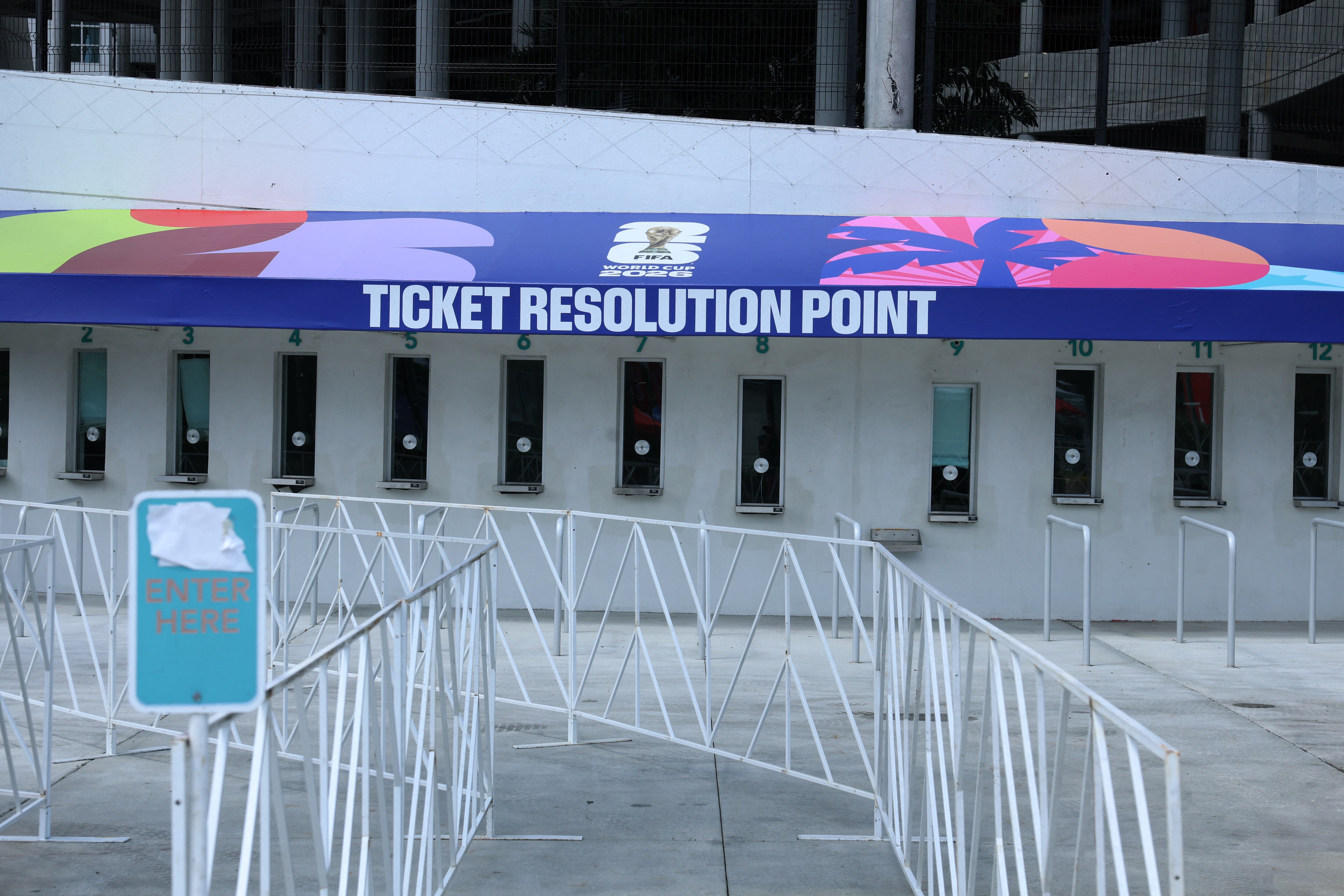 Solo los poseedores de ticket válido pueden acceder a las instalaciones, bajo estrictos sistemas de verificación implementados durante el torneo (REUTERS/Paul Childs)