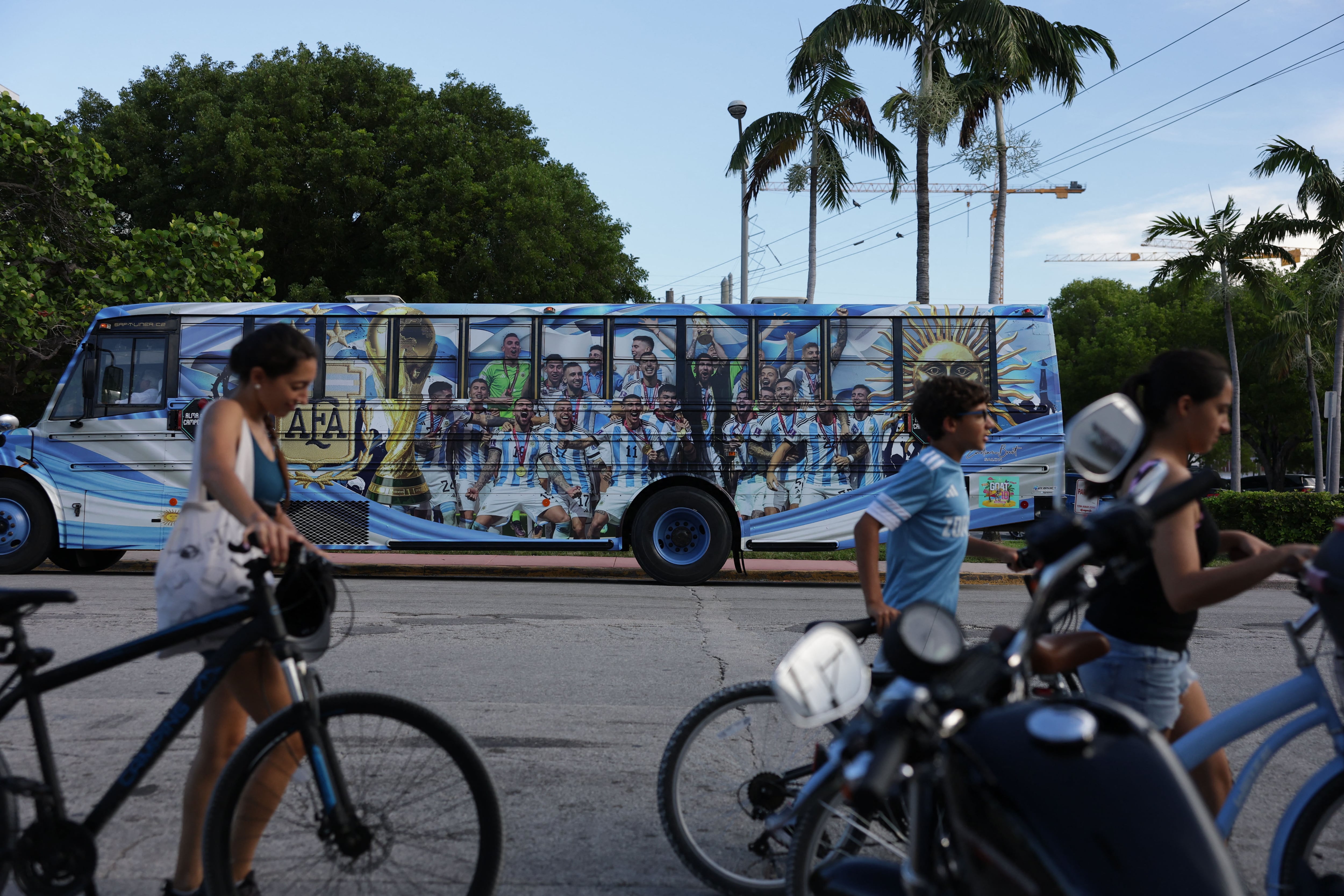 Servicios de rideshare y taxis se concentran en zonas alejadas, con traslados organizados en buses gratuitos para los asistentes a los partidos (REUTERS/Amanda Perobelli)
