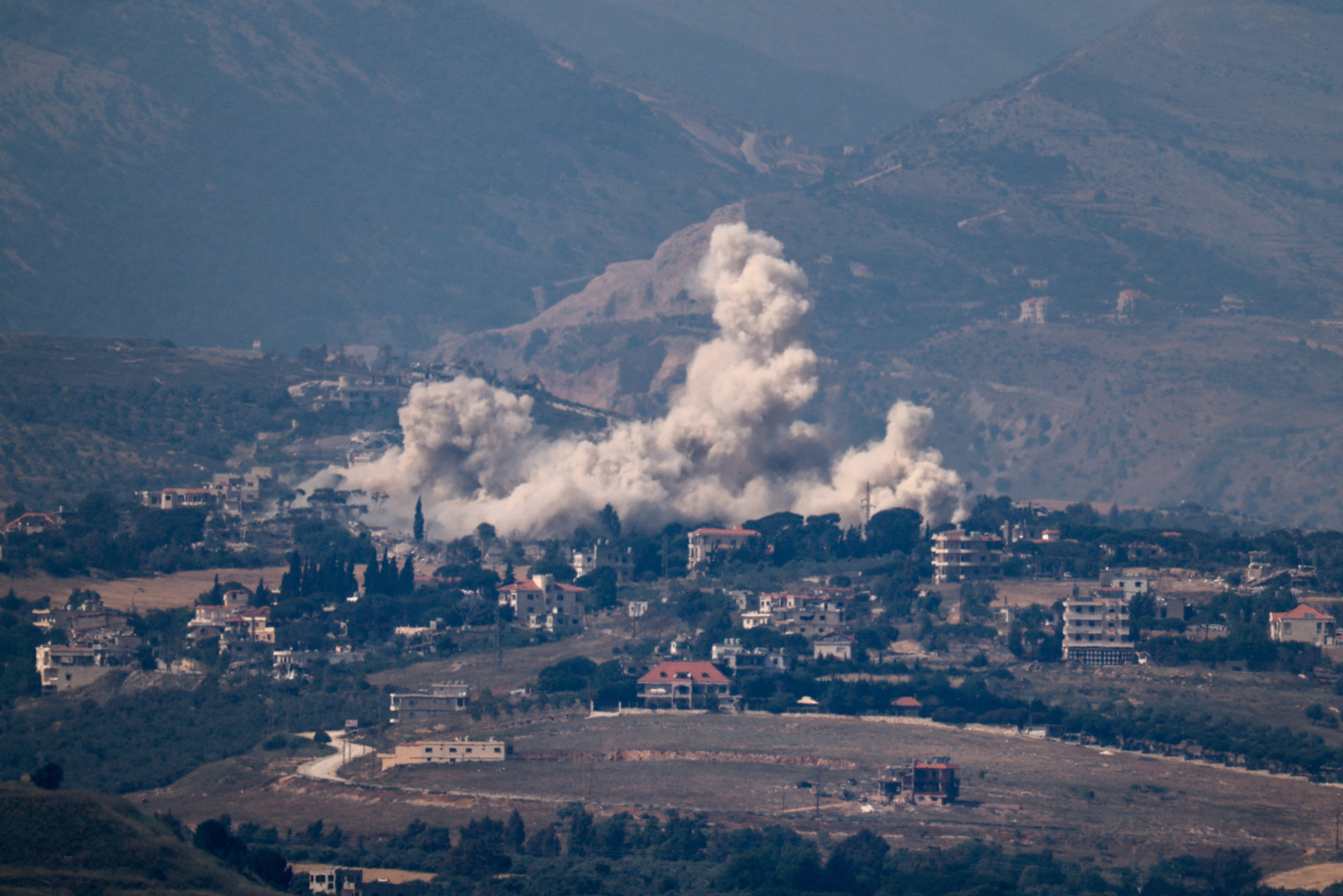 Israel y Hezbollah mantuvieron los enfrentamientos pese al alto el fuego anunciado por Trump (REUTERS)