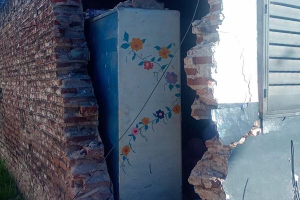 Córdoba: un colectivo perdió el control, chocó contra un centro vecinal y derrumbó una de las paredes