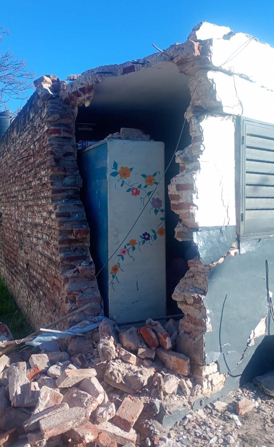 El impacto del colectivo derrumbó una pared del centro vecinal y destruyó por completo una de sus esquinas