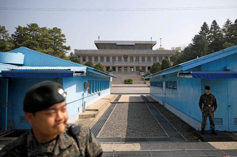 Soldados surcoreanos montan guardia en la aldea de tregua de Panmunjom dentro de la zona desmilitarizada (DMZ) que separa las dos Coreas, Corea del Sur (REUTERS/Kim Hong-Ji/Archivo)
