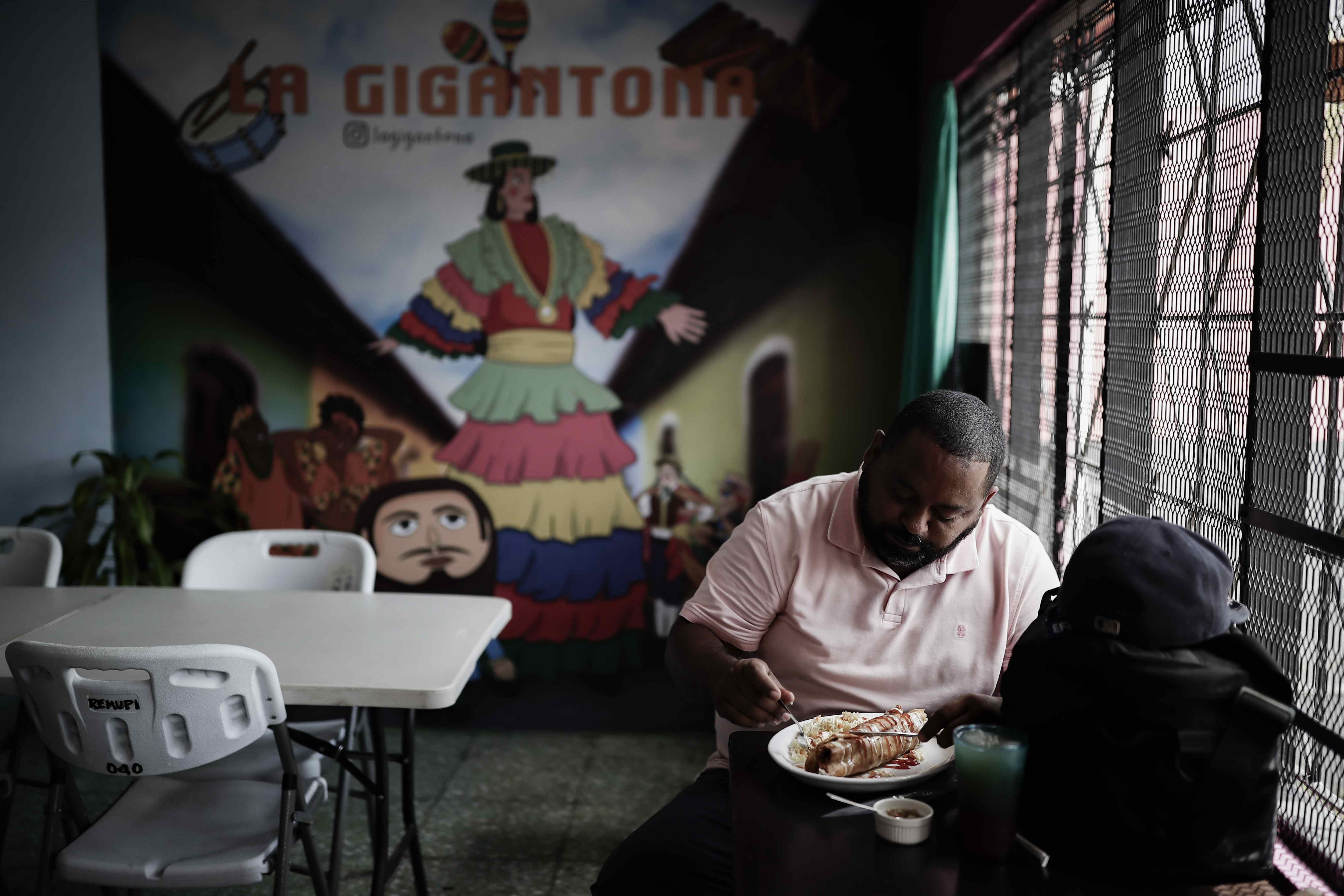 Un par de comensales fue registrado al degustar platos típicos de la gastronomía nicaragüense, en el restaurante 