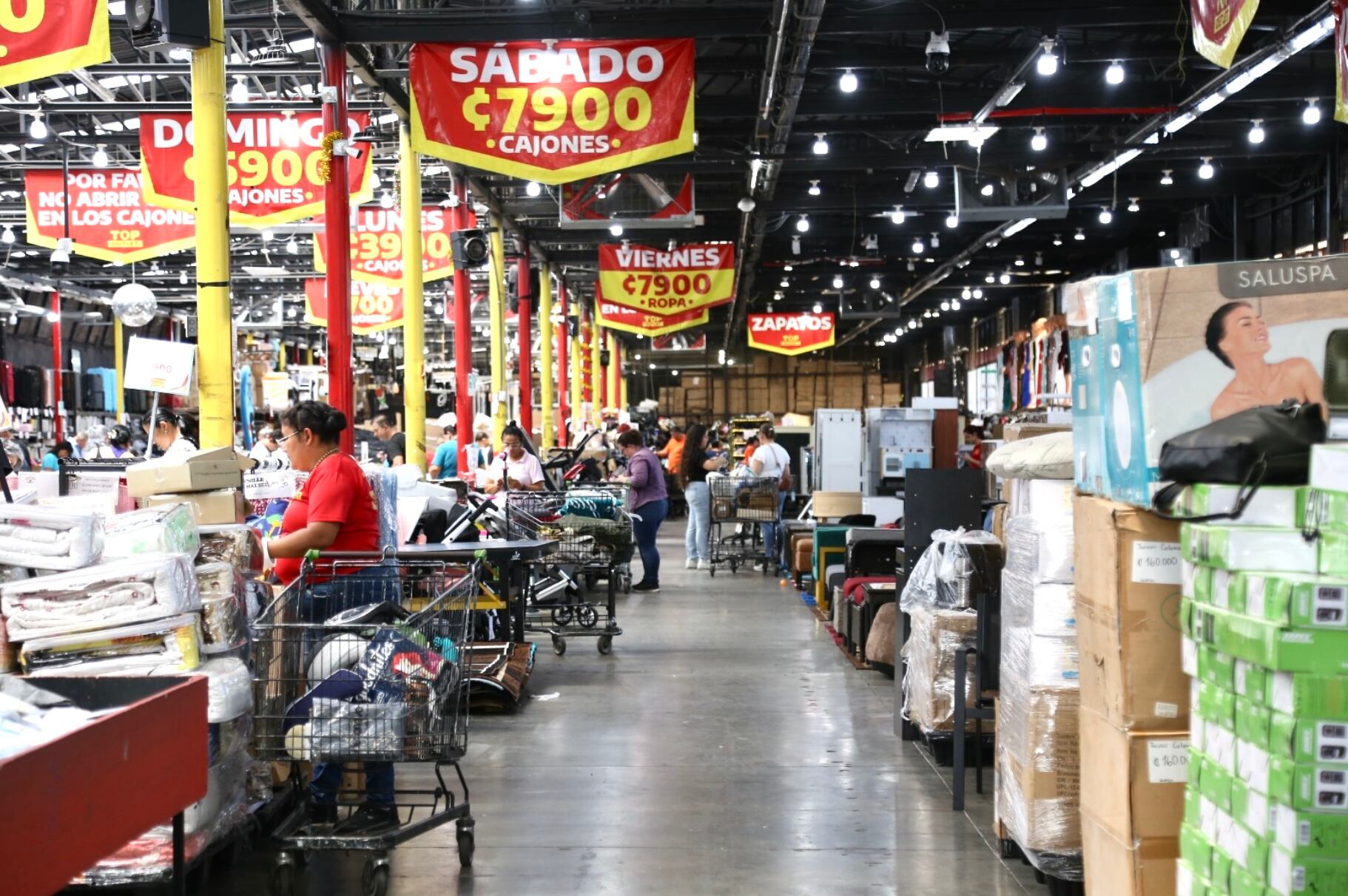Entre las principales faltas detectadas se encuentran la ausencia de precios visibles, información incompleta sobre garantías y políticas de cambio, y productos con etiquetas en idiomas distintos al español. Crédito: MEIC