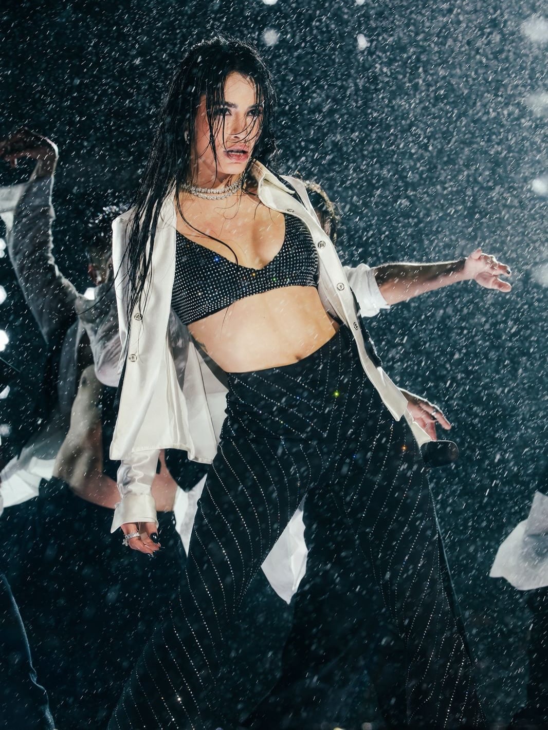 Lali Espósito deslumbró con una enérgica performance bajo la lluvia en el estadio River Plate, tras sus exitosos shows