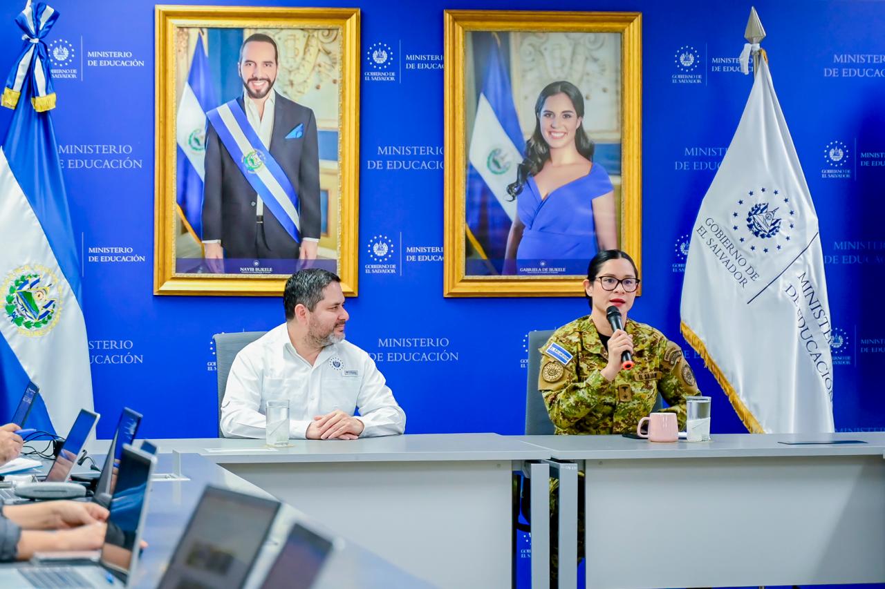 La ministra de Educación, Karla Trigueros, ofrece una conferencia de prensa para informar sobre la suspensión de clases y las acciones de atención a estudiantes afectados por las lluvias en El Salvador (Cortesía Secretaría de Prensa).
