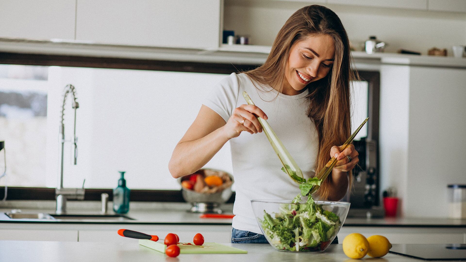 Los autores sugirieron que sumar una ración extra de verduras de hoja verde podría ser una forma factible de aumentar la ingesta de vitamina K1 (Freepik)
