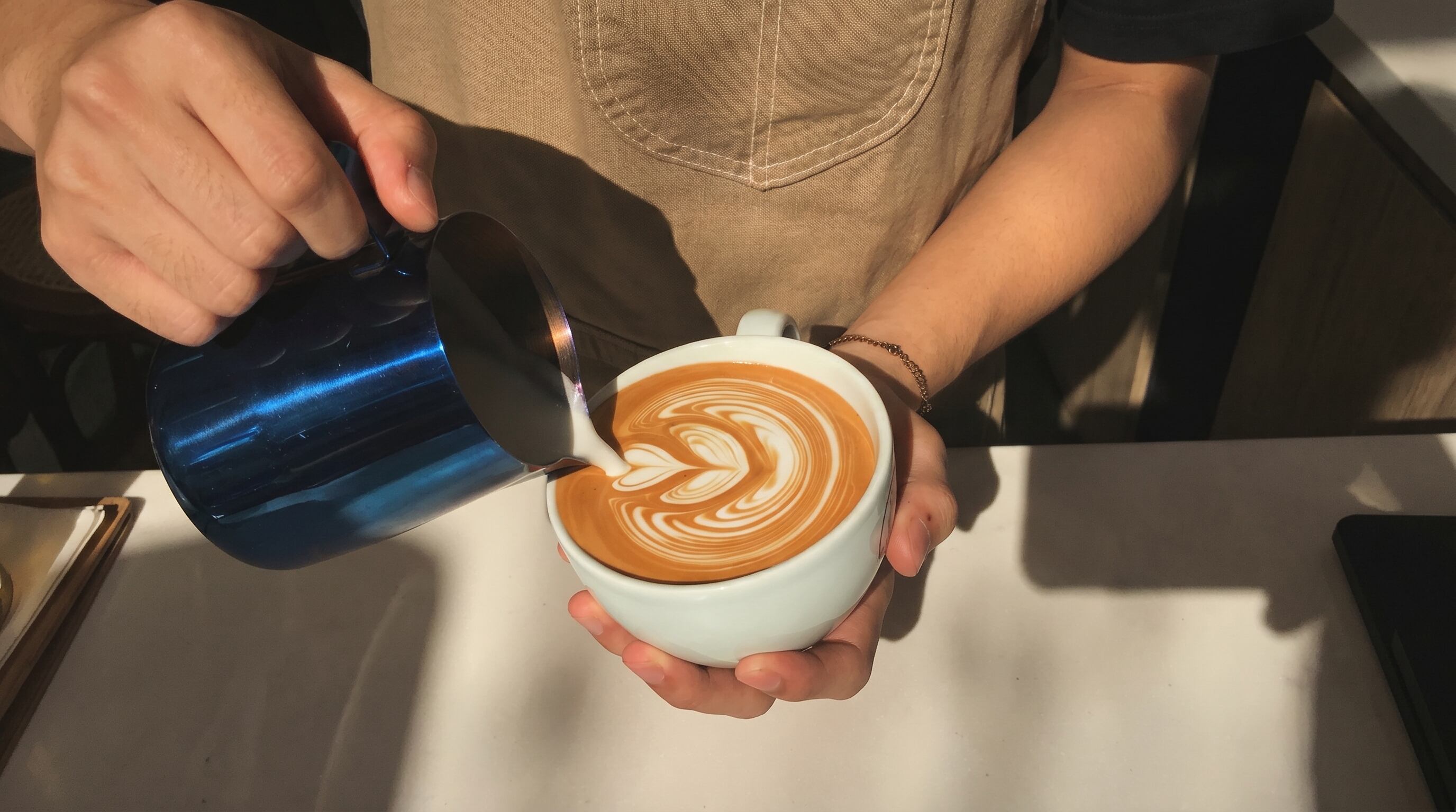 El café con crema, leche entera o azúcar puede empeorar el perfil lipídico, y el café sin filtrar contiene compuestos que elevan el colesterol LDL (Imagen Ilustrativa Infobae)