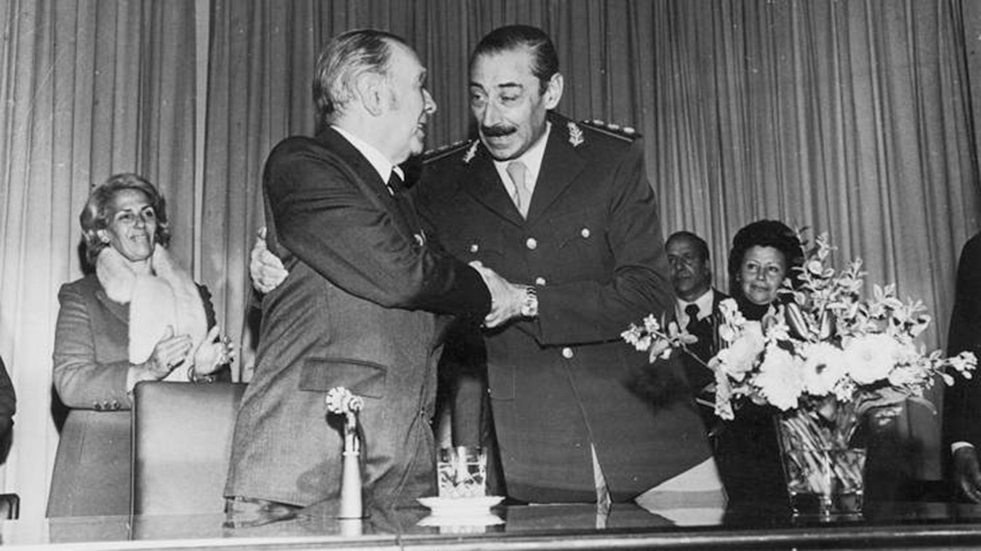 Jorge Luis Borges con el dictador Jorge Rafael Videla, en 1978. Al principio apoyó la dictadura, después se distanció.