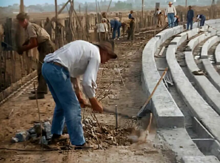 Las tribunas del Estadio Centenario toman forma durante su construcción en 1930, reflejando la magnitud de una obra concebida para recibir al primer Mundial de la FIFA (Recreación digital Gemini) 