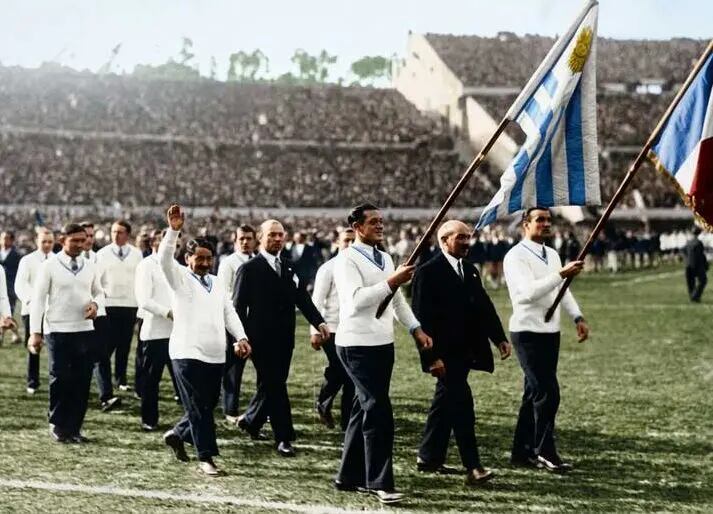 Los equipos ingresan al campo de juego durante la vuelta inaugural del Mundial de 1930 en el Estadio Centenario, en una ceremonia que marcó el comienzo de la primera Copa del Mundo de la historia (Fuente Montevideo Antiguo)