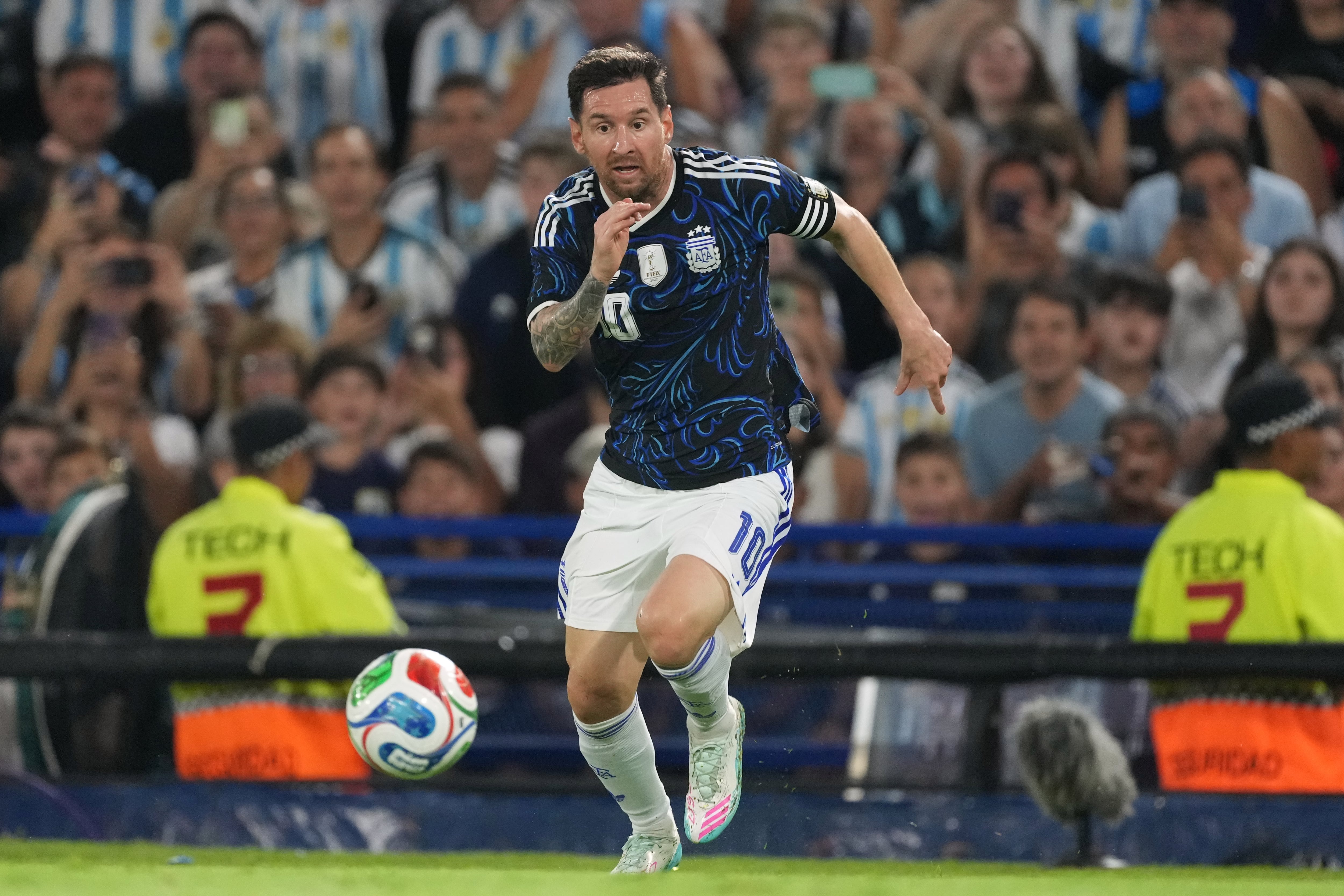 Lionel Messi se está recuperando de su lesión muscular y apunta a llegar en condiciones al Mundial (AP Foto/Gustavo Garello)