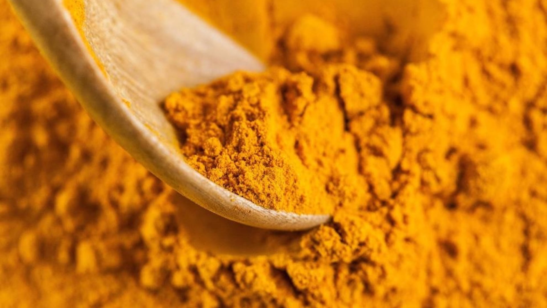 Cúrcuma y articulaciones: cuál es el verdadero vínculo que empuja su popularidad como suplemento, según expertos