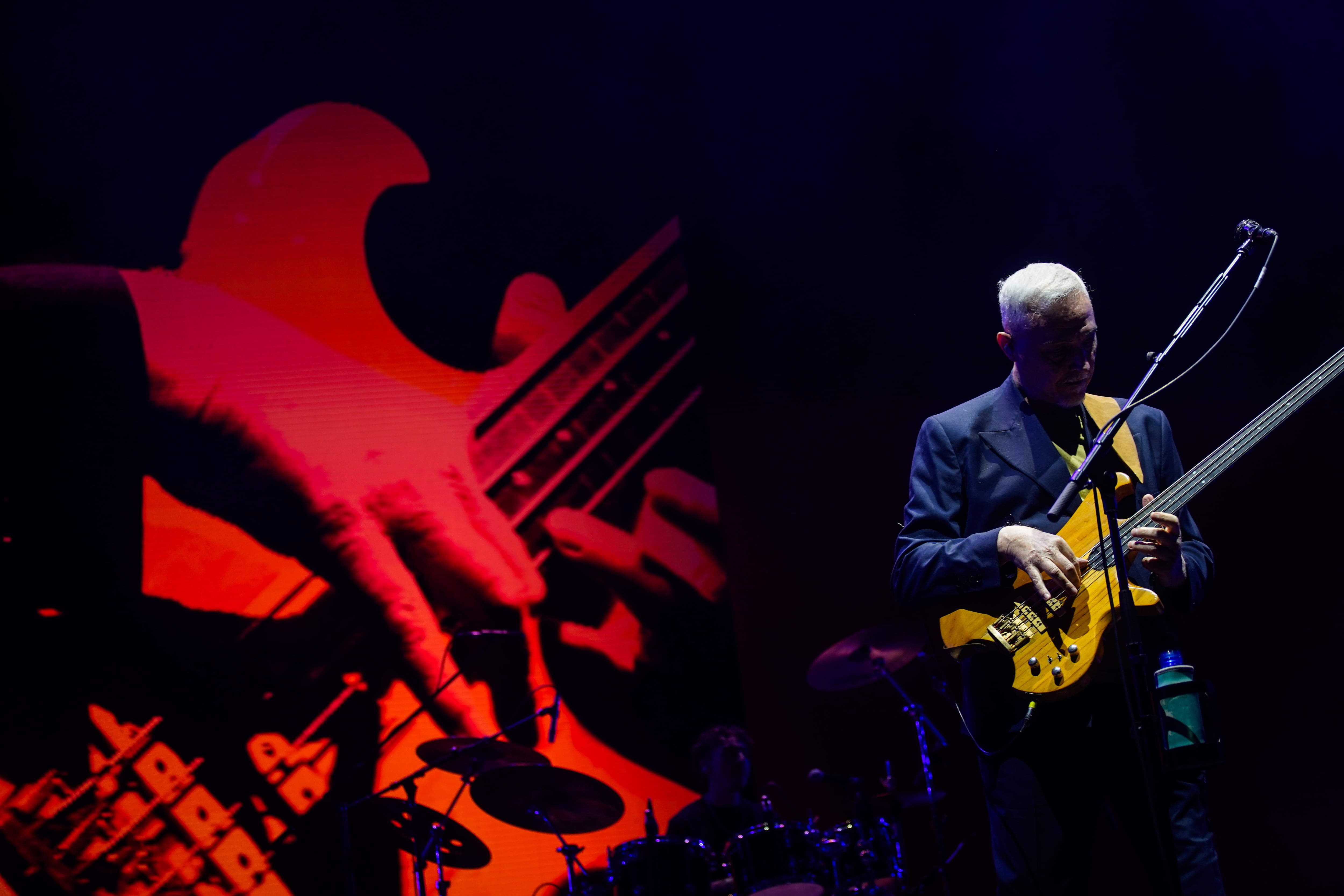 Pedro Aznar al mando de su bajo fretless
