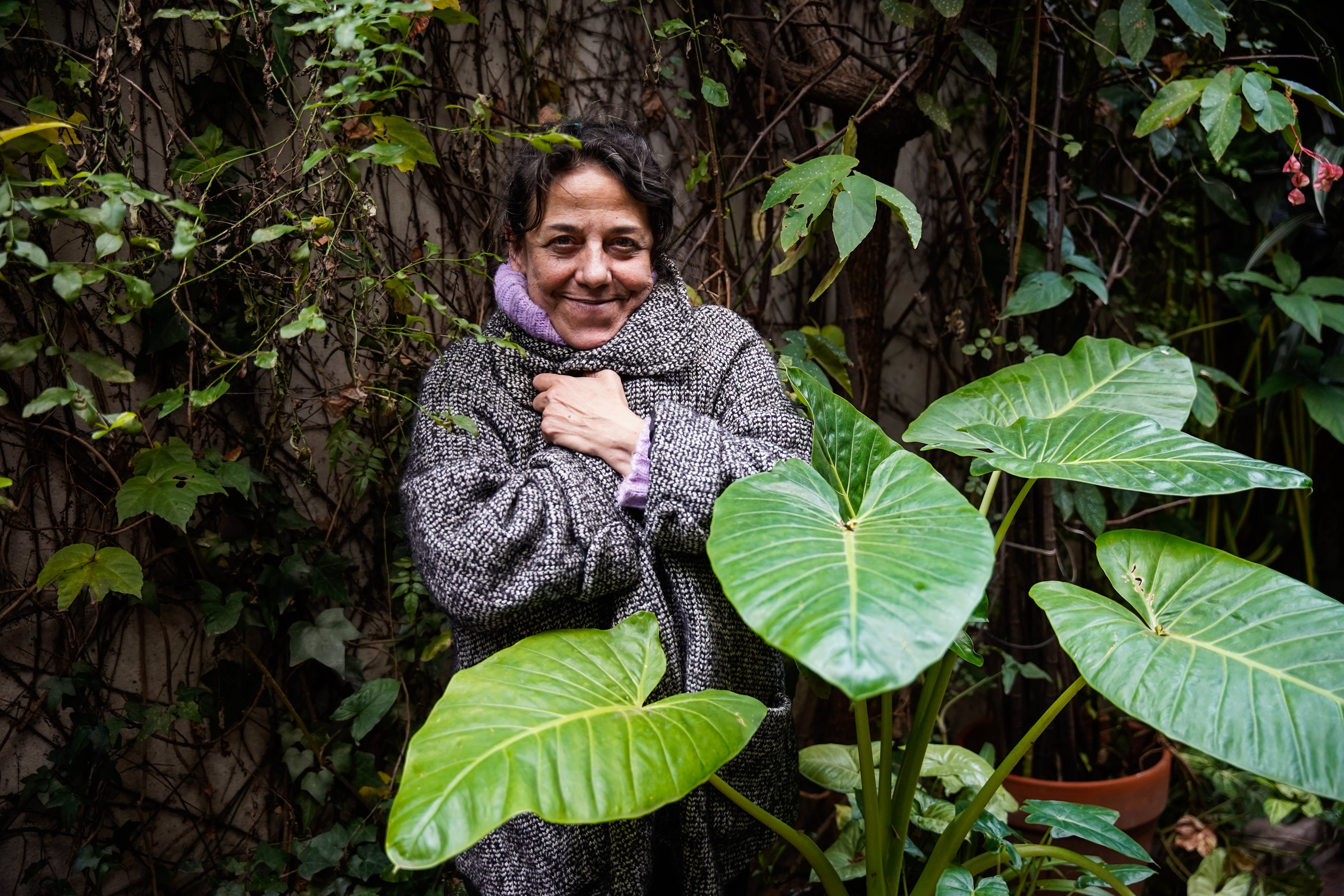 Entre plantas y luz natural, la actriz se prepara para encarnar un personaje que invita a la introspección