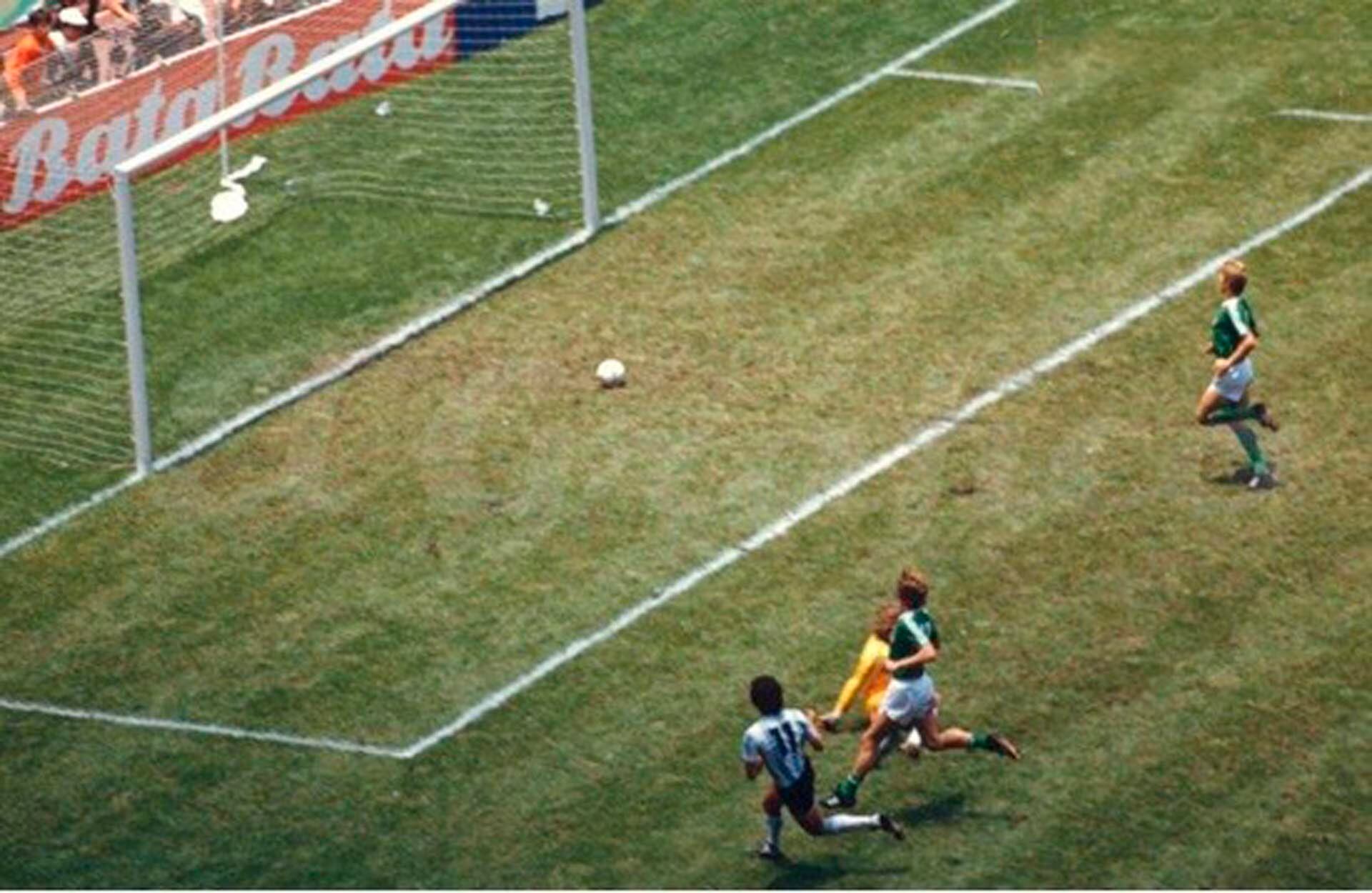 Jorge Valdano termina una jugada personal y convierte el segundo gol