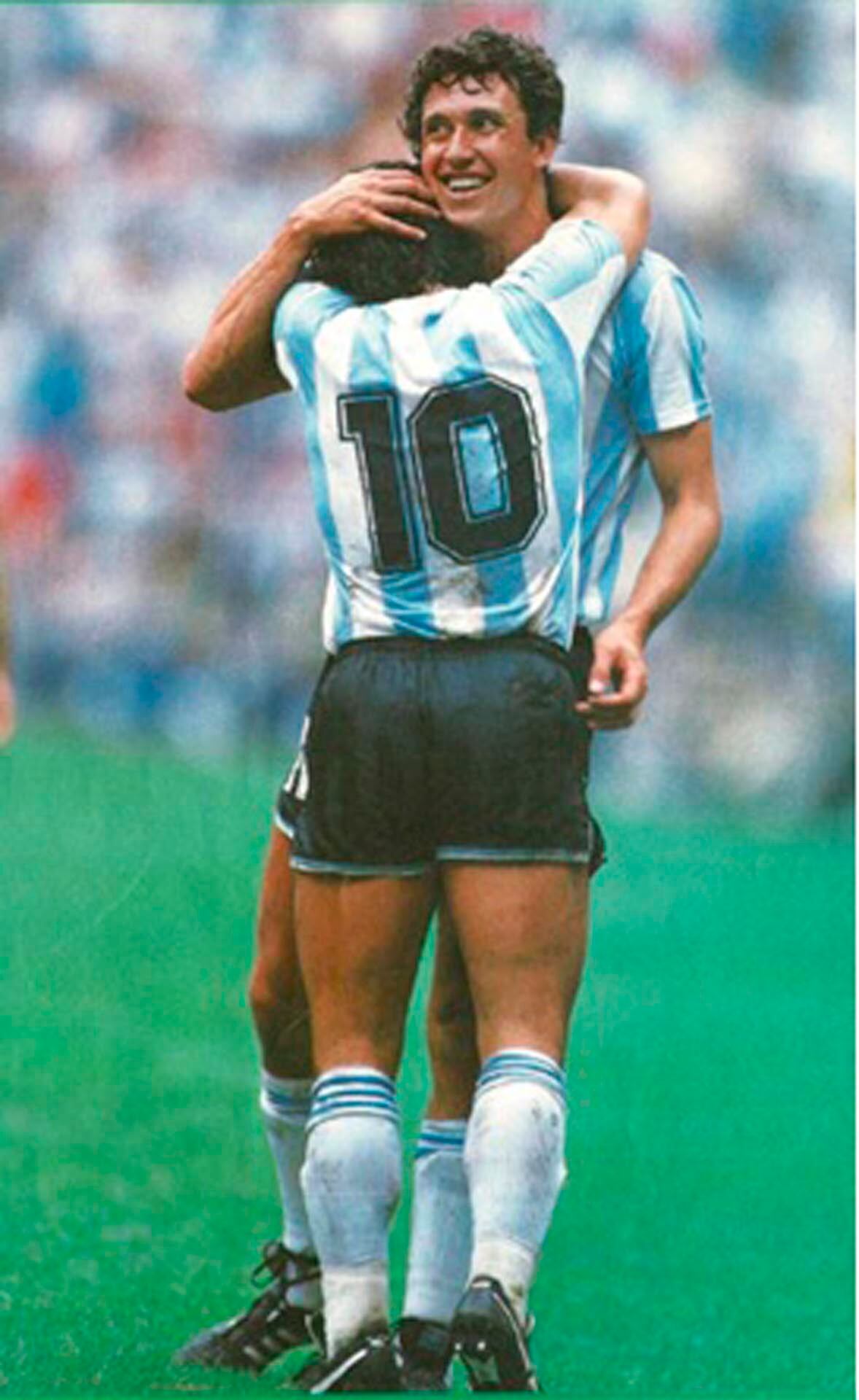 Diego Maradona y Jorge Valdano festejan el segundo gol. Parecía una tarde tranquila para la selección argentina