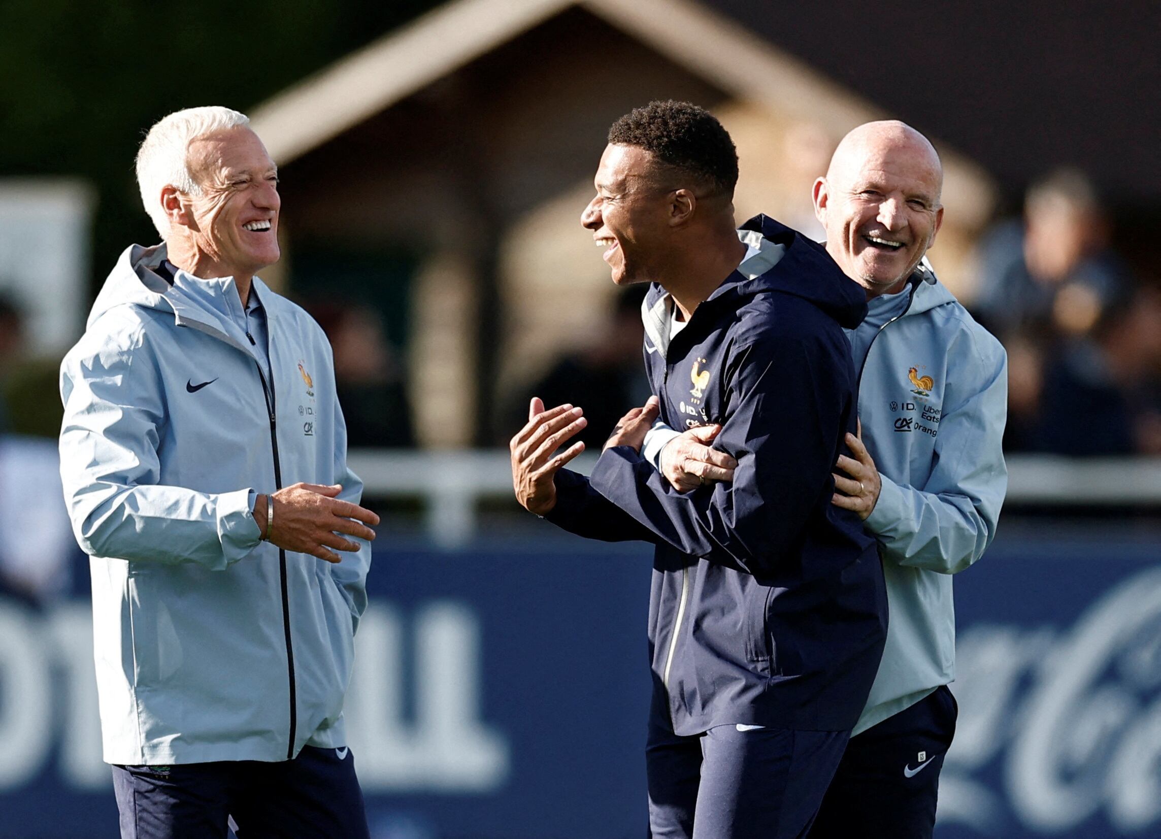 Didier Deschamps y Kylian Mbappé durante una de las prácticas de Francia previas al Mundial 2026 (REUTERS/Benoit Tessier)