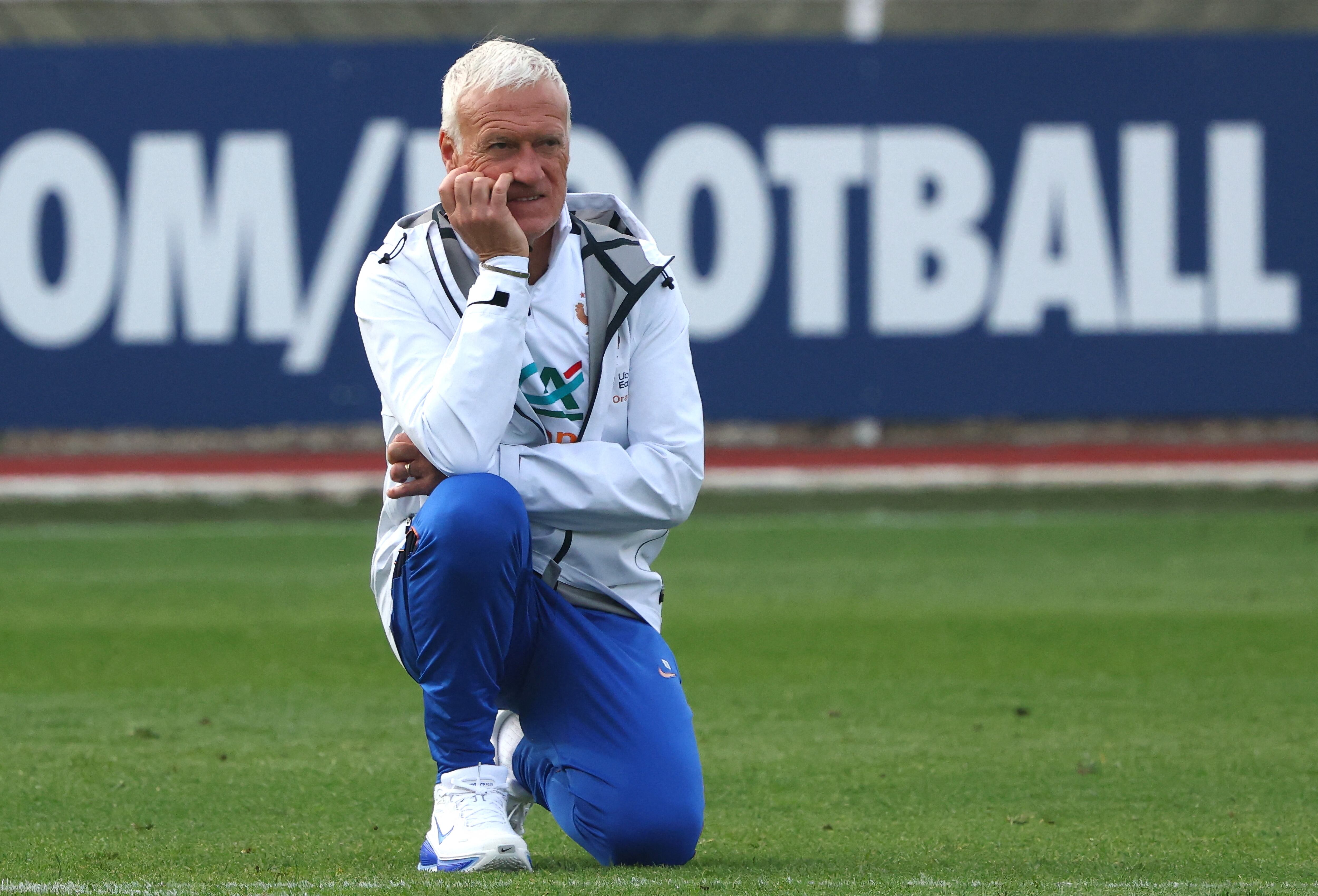 Didier Deschamps observa el entrenamiento de Francia (REUTERS/Gonzalo Fuentes)