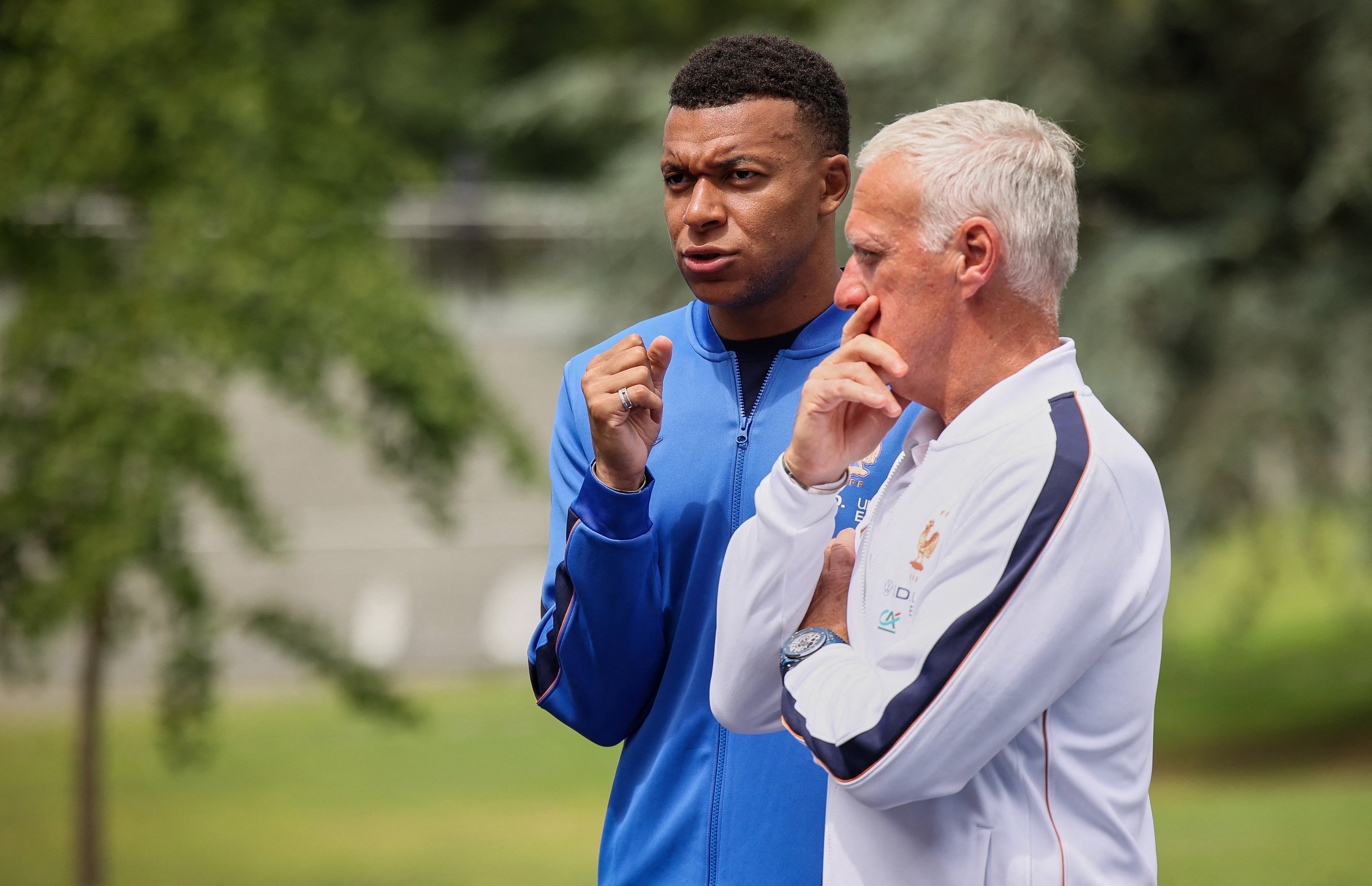 Kylian Mbappé habla con Didier Deschamps en el entrenamiento de la selección de Francia en Clairefontaine (Thomas Padilla/Pool via REUTERS)