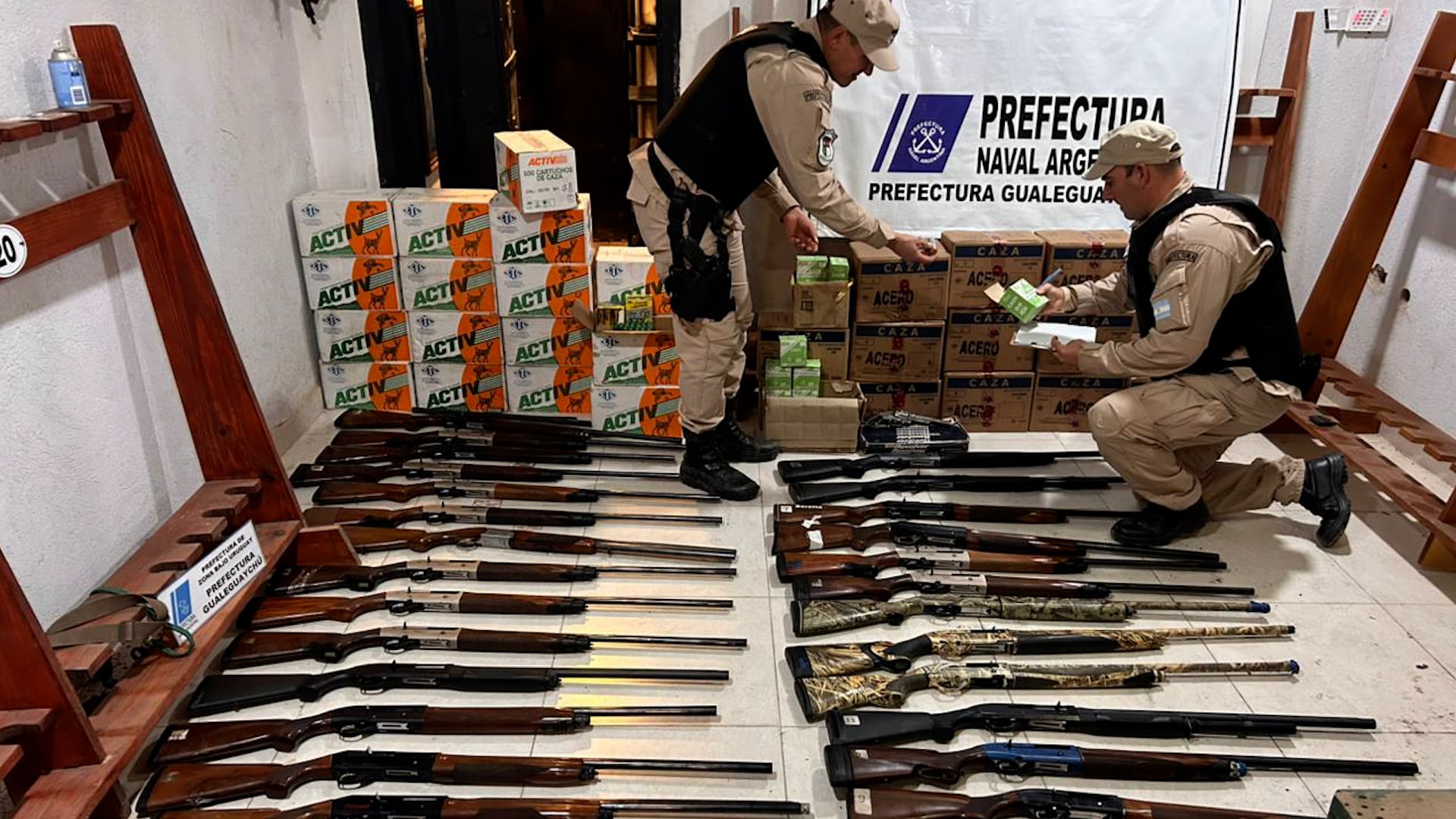 Los prefectos incautaron un importante arsenal. 