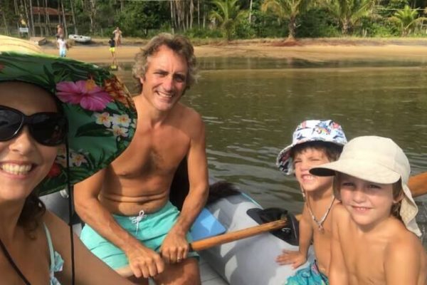 Dejaron su vida en tierra firme, viven en un velero y educan a sus hijos mientras recorren América