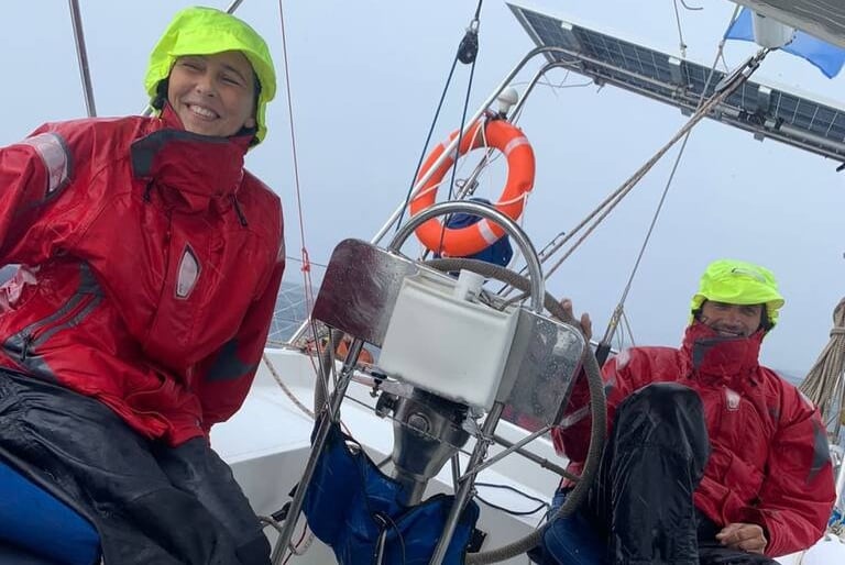 Virginia Bitros y su esposa viajan en velero (Gentileza)