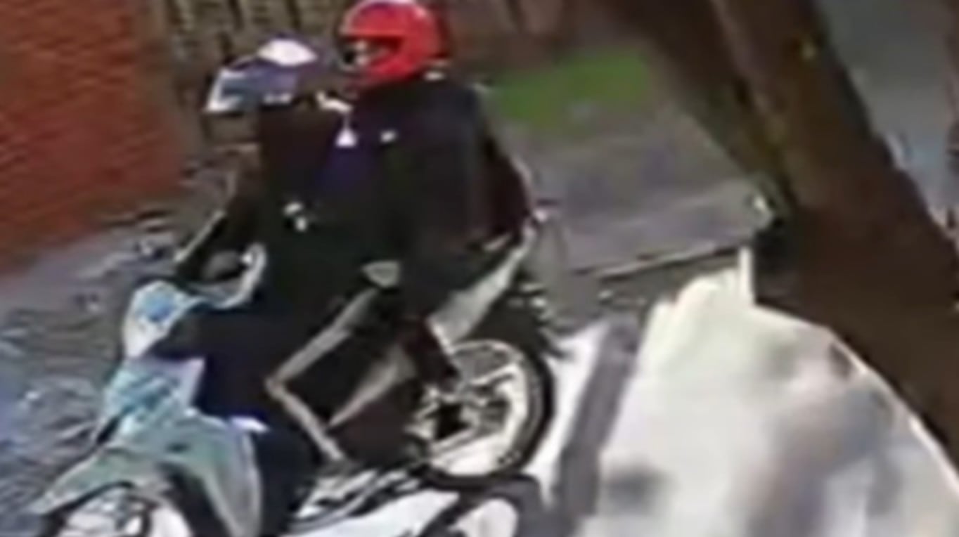 Una motocicleta con dos delincuentes transita por las calles de Rosario, tras un asalto a una mujer de 80 años captados por las cámaras de seguridad (Rosario3)