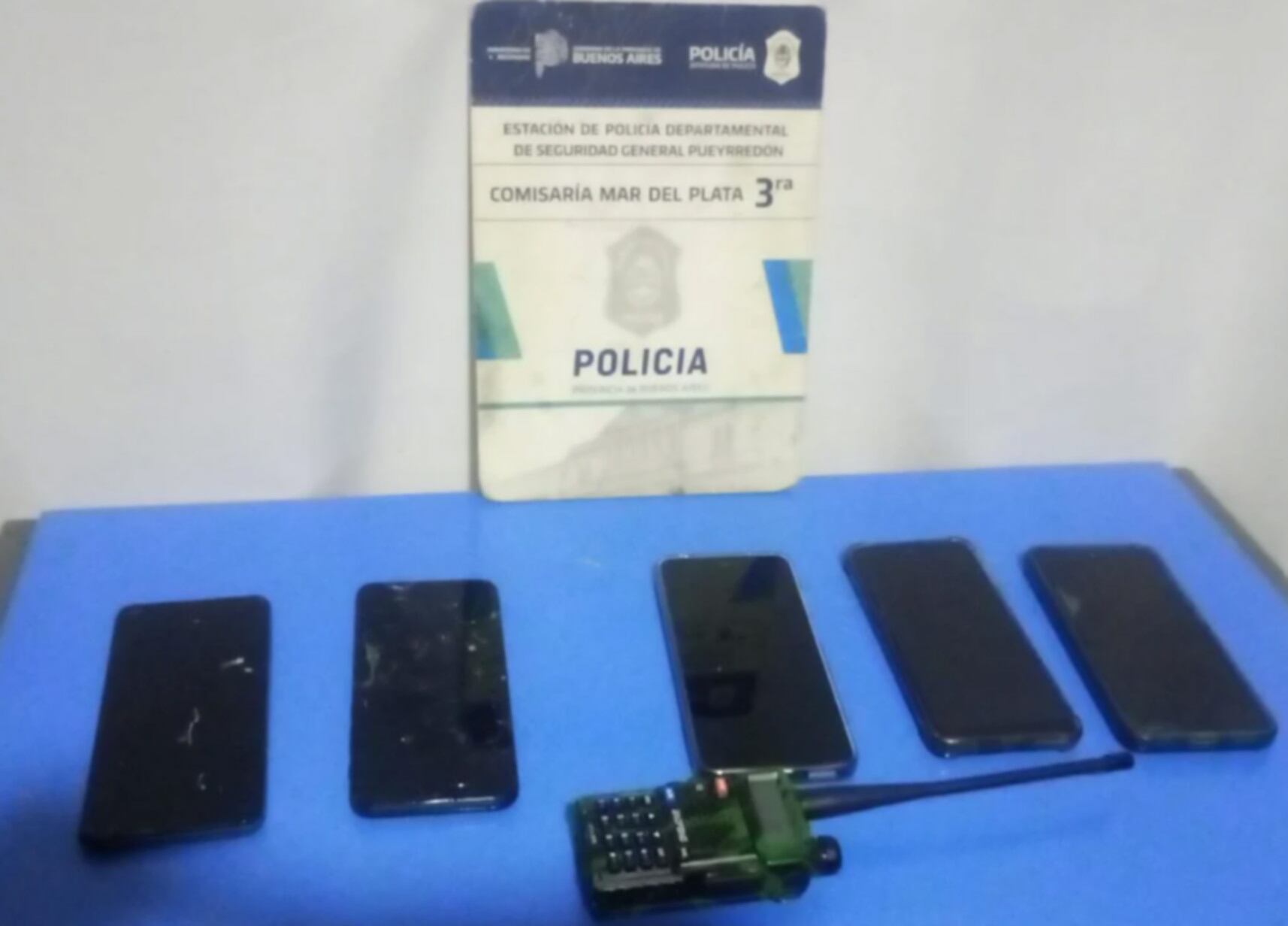 Elementos incautados, incluyendo inhibidores y teléfonos, tras el desmantelamiento de una red de roba autos y secuestro en Mar del Plata (La Capital de Mar del Plata)