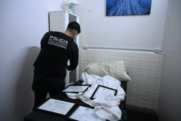 Desbarataron un prostíbulo en Caballito que se hacía pasar por una “casa de masajes”: rescataron a 10 mujeres