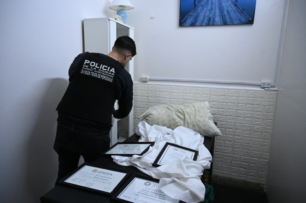 Desbarataron un prostíbulo en Caballito que se hacía pasar por una “casa de masajes”: rescataron a 10 mujeres