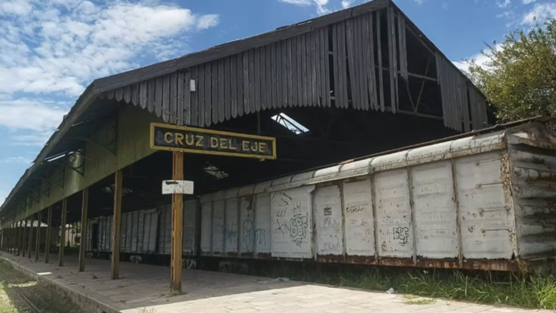 La antigua estación de ferrocarril de Cruz del Eje, Córdoba, era el galpón usurpado desde donde operaba una banda de narcotraficantes desmantelada recientemente (El Doce.tv)