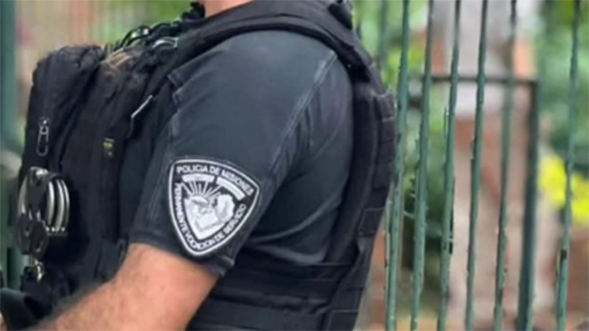 Desobedeció una orden judicial, intentó atacar a policías con un machete y mordió a una oficial: quedó detenida